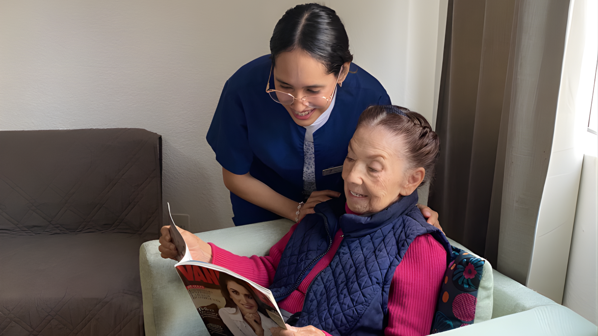 Adulto mayor y cuidadora conviviendo en un ambiente cálido y seguro dentro de la residencia Villa Azul, reflejando bienestar, acompañamiento y vida activa.