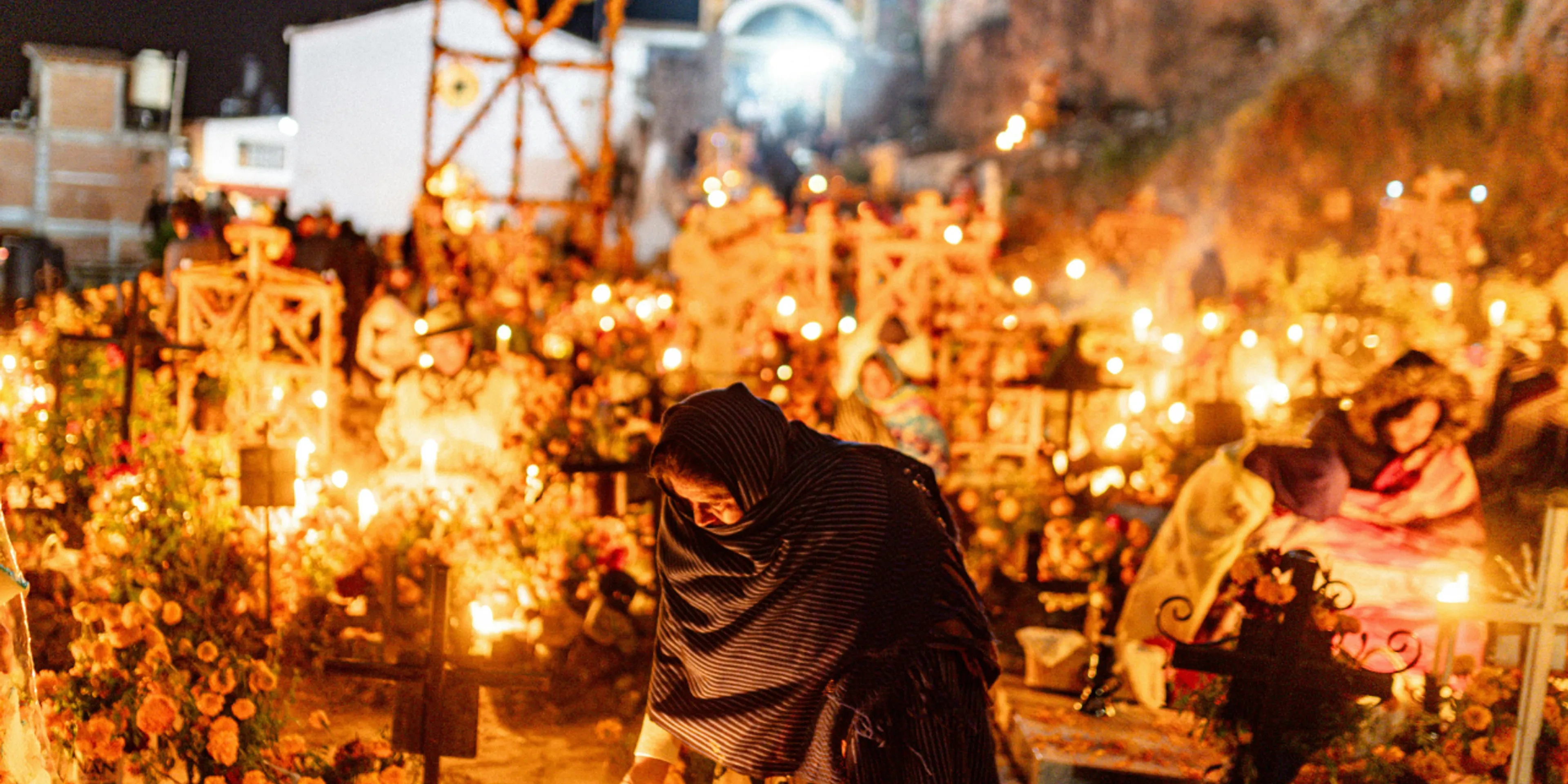 Persona en panteón Día de los Muertos