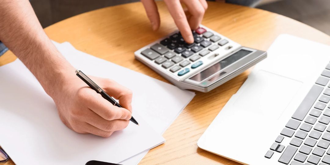 Persona con una calculadora