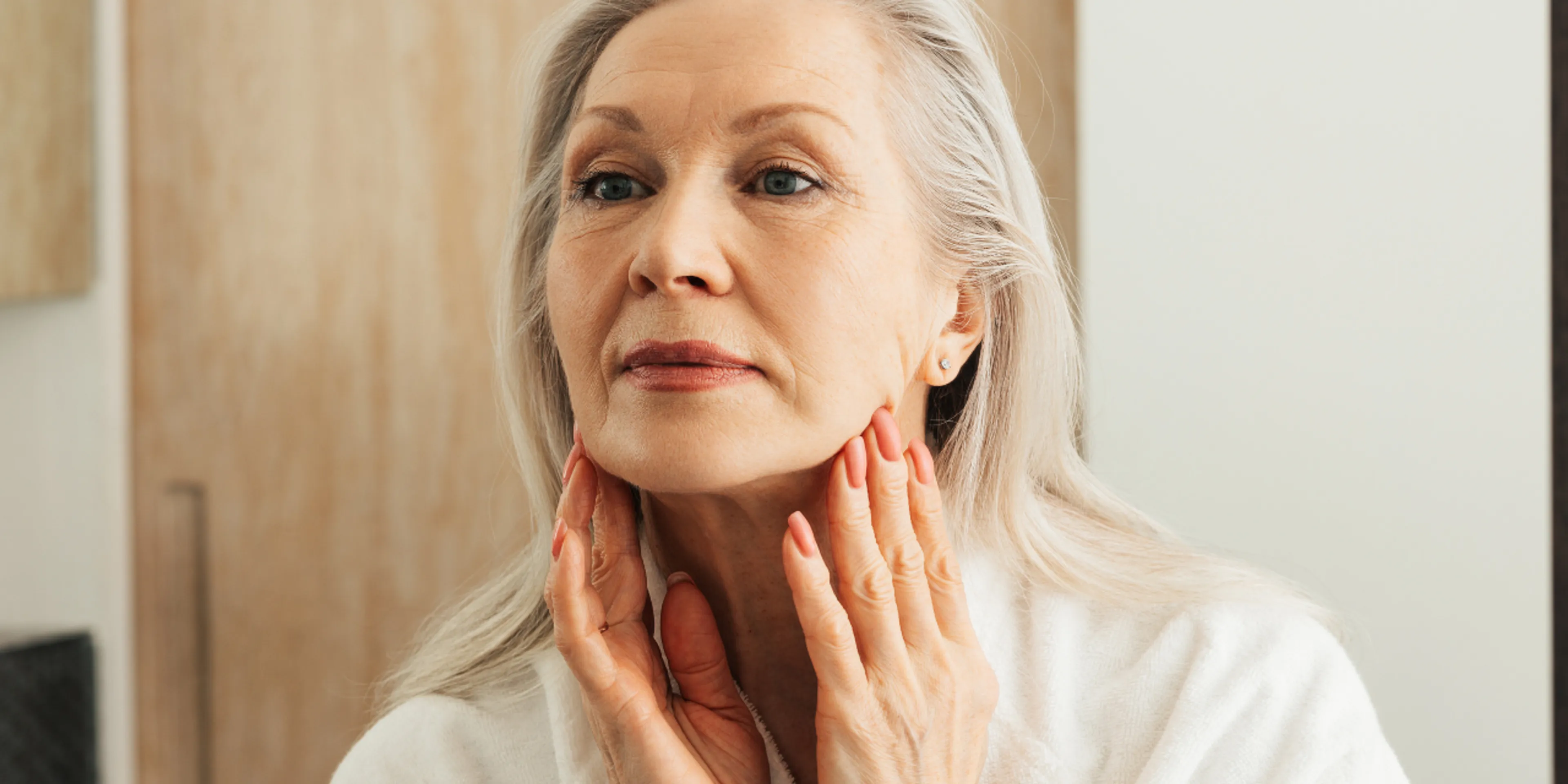 Descubre qué causa la flacidez en el rostro, cómo reducir los cachetes de bulldog con tratamientos estéticos y qué especialistas consultar para recuperar la firmeza de la piel.