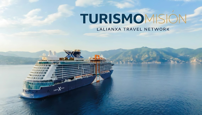 Crusero en el mar con montañas de fondo