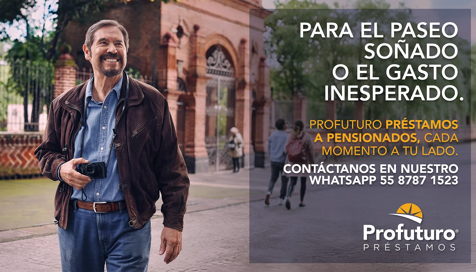 Adulto mayor sonríe con una cámara en la mano mientras pasea al aire libre, simbolizando la libertad de viajar y disfrutar gracias a los préstamos Profuturo para pensionados.