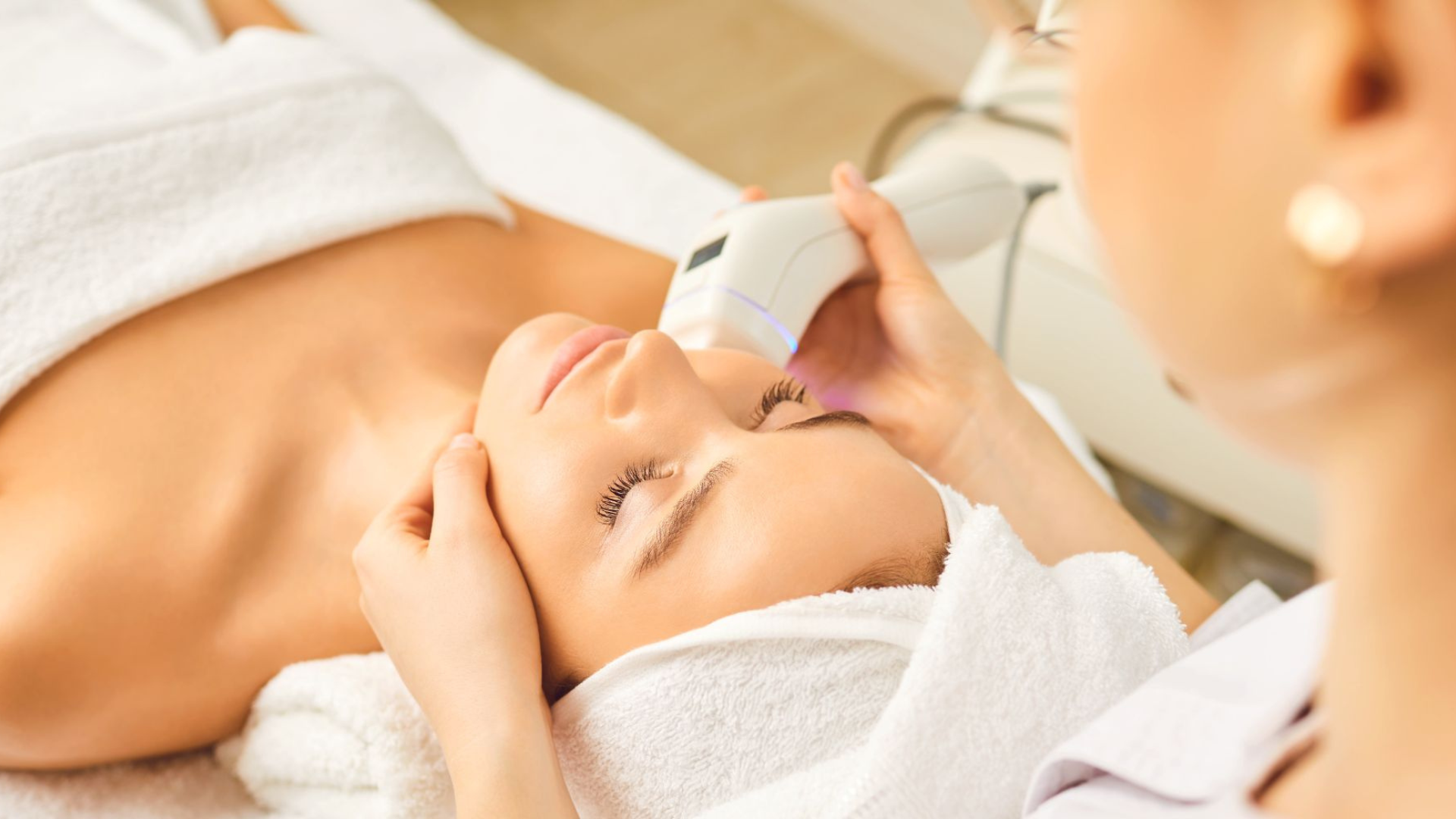 Mujer recibiendo tratamiento facial con dispositivo estético de alta tecnología en Radiance Body Lab.