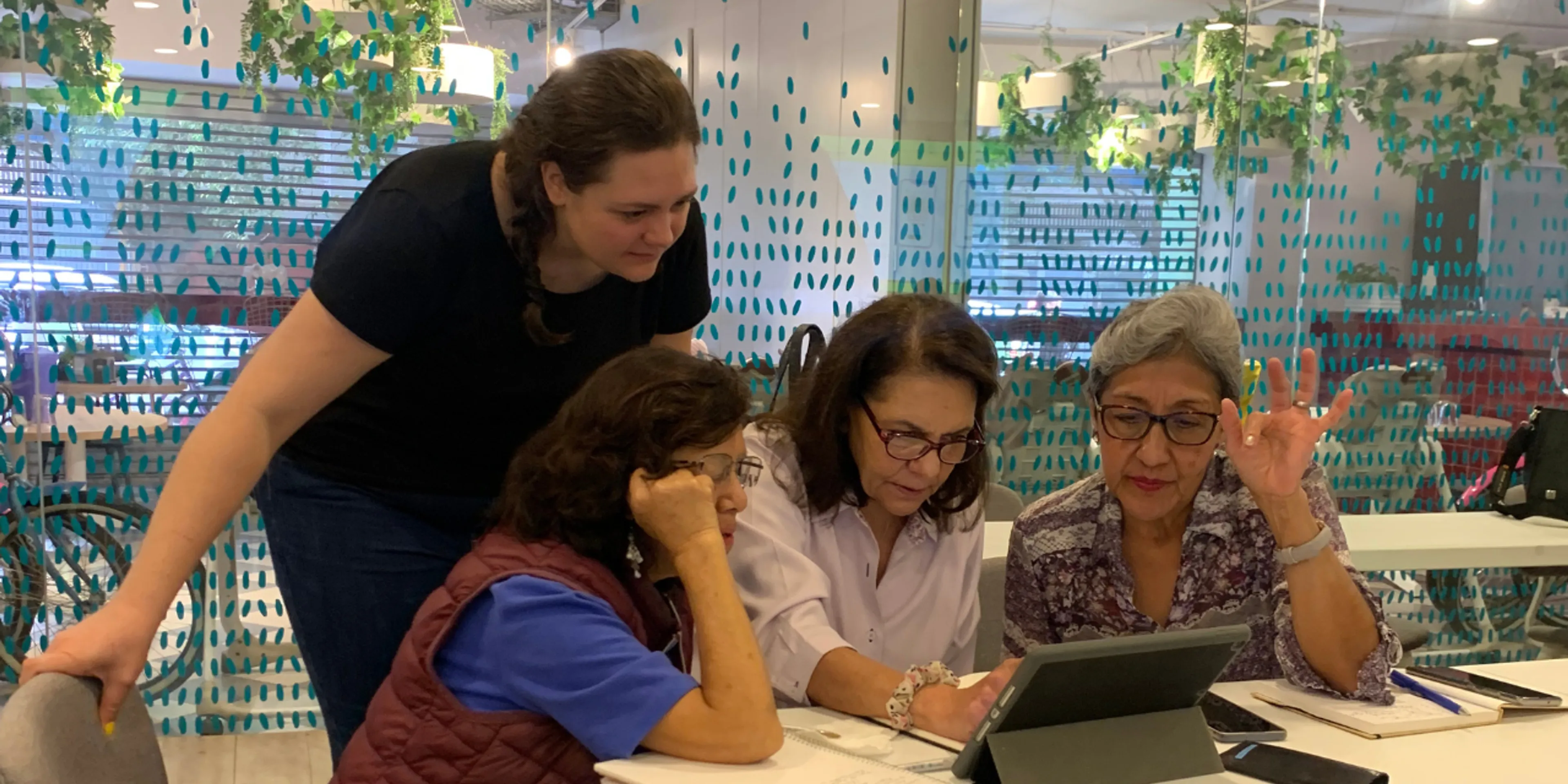 EDAM, la escuela que enseña tecnología a personas mayores