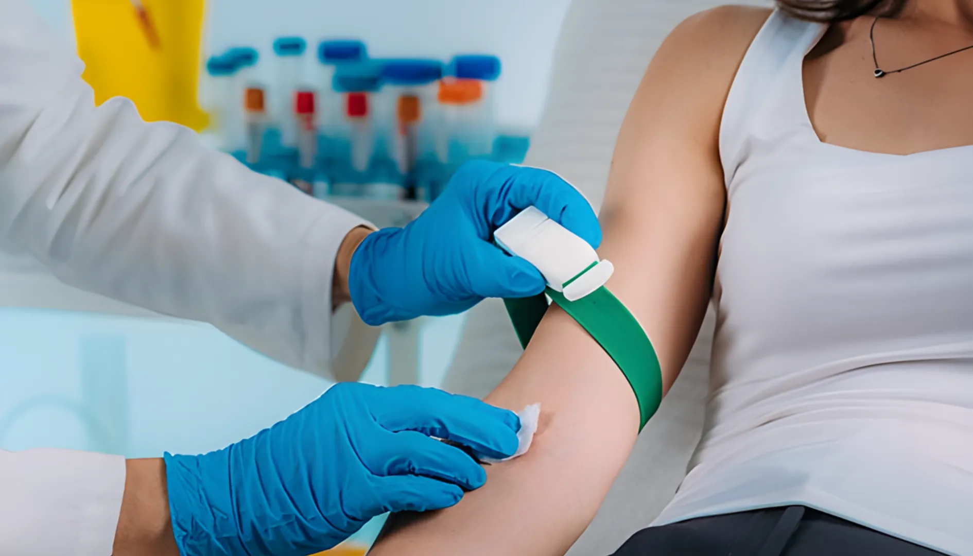 Profesional de la salud realizando una toma de muestra de sangre de forma segura y cuidadosa para análisis clínicos de laboratorio.