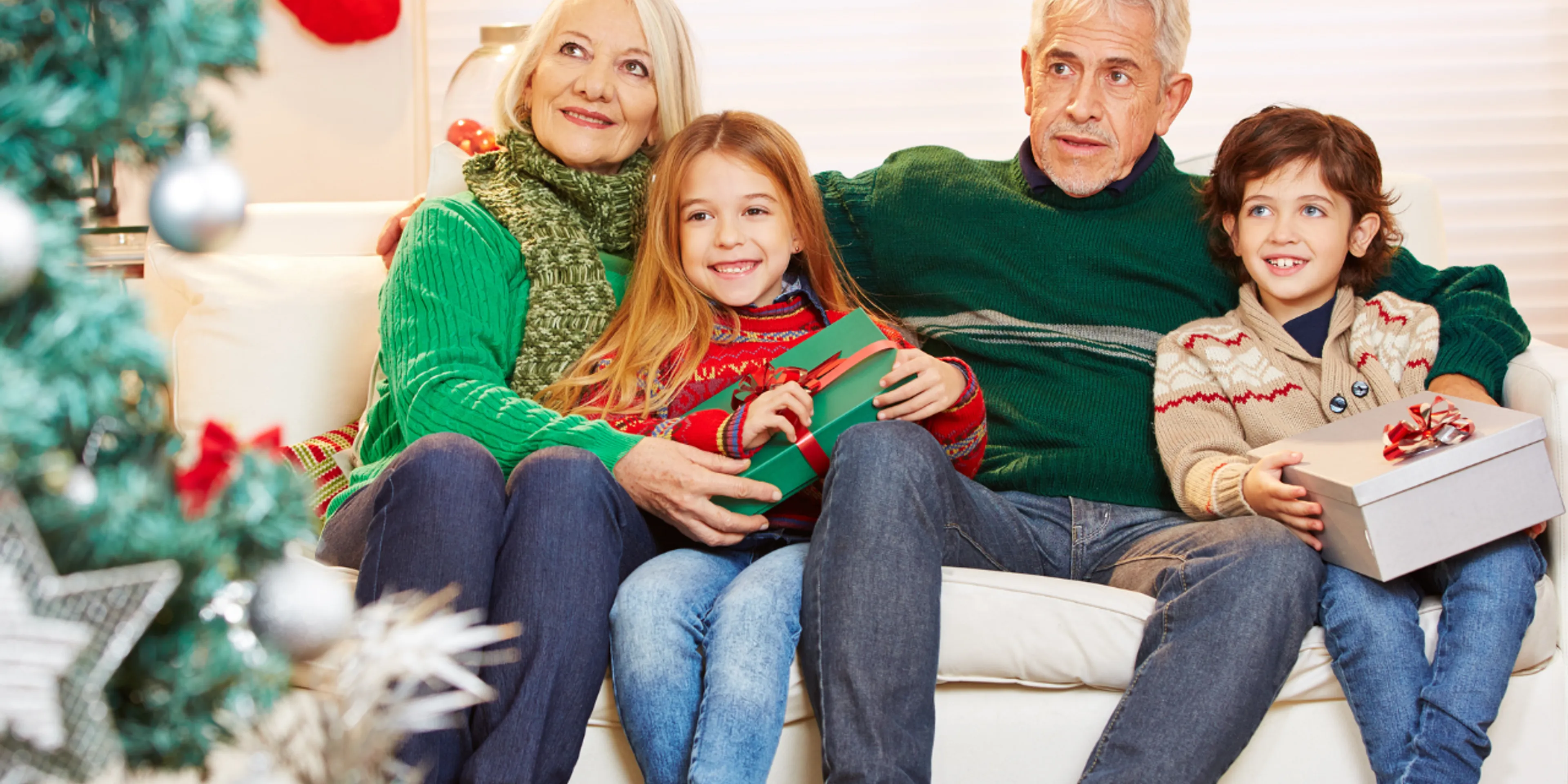 Abuelos enseñan el verdadero significado de la navidad