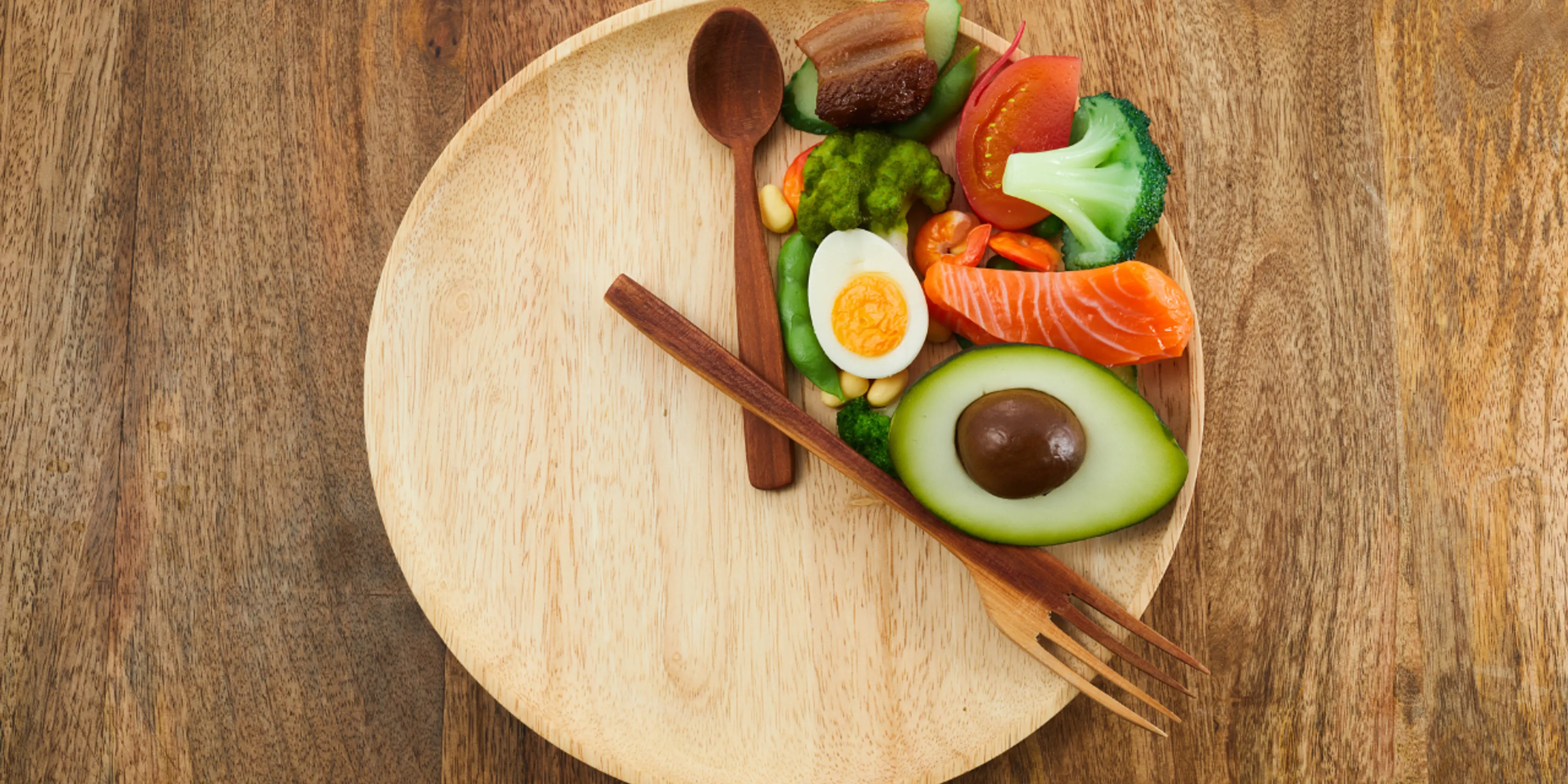 Plato de comida con cubiertos como manecillas de reloj