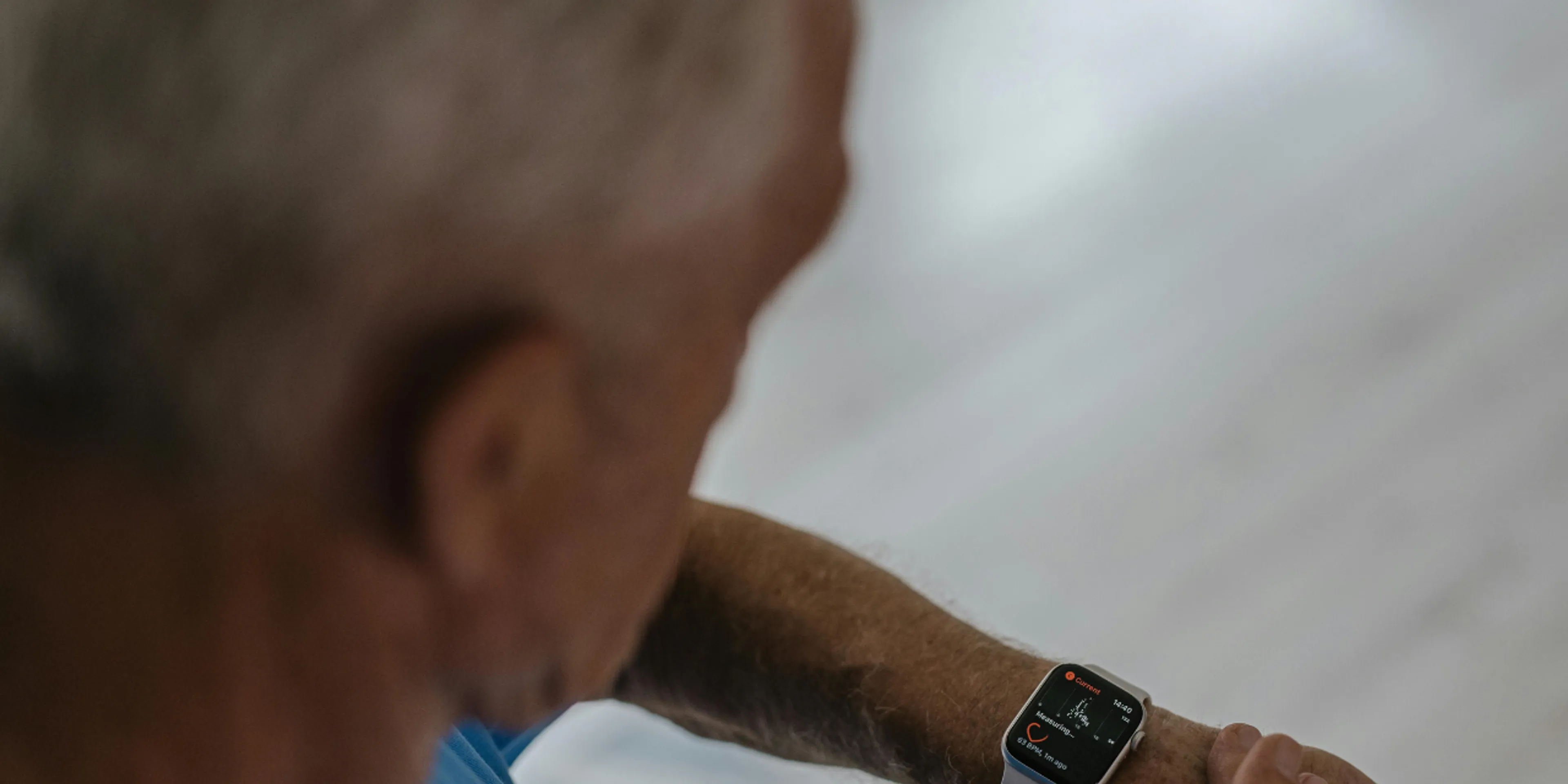 Persona viendo su smartwatch