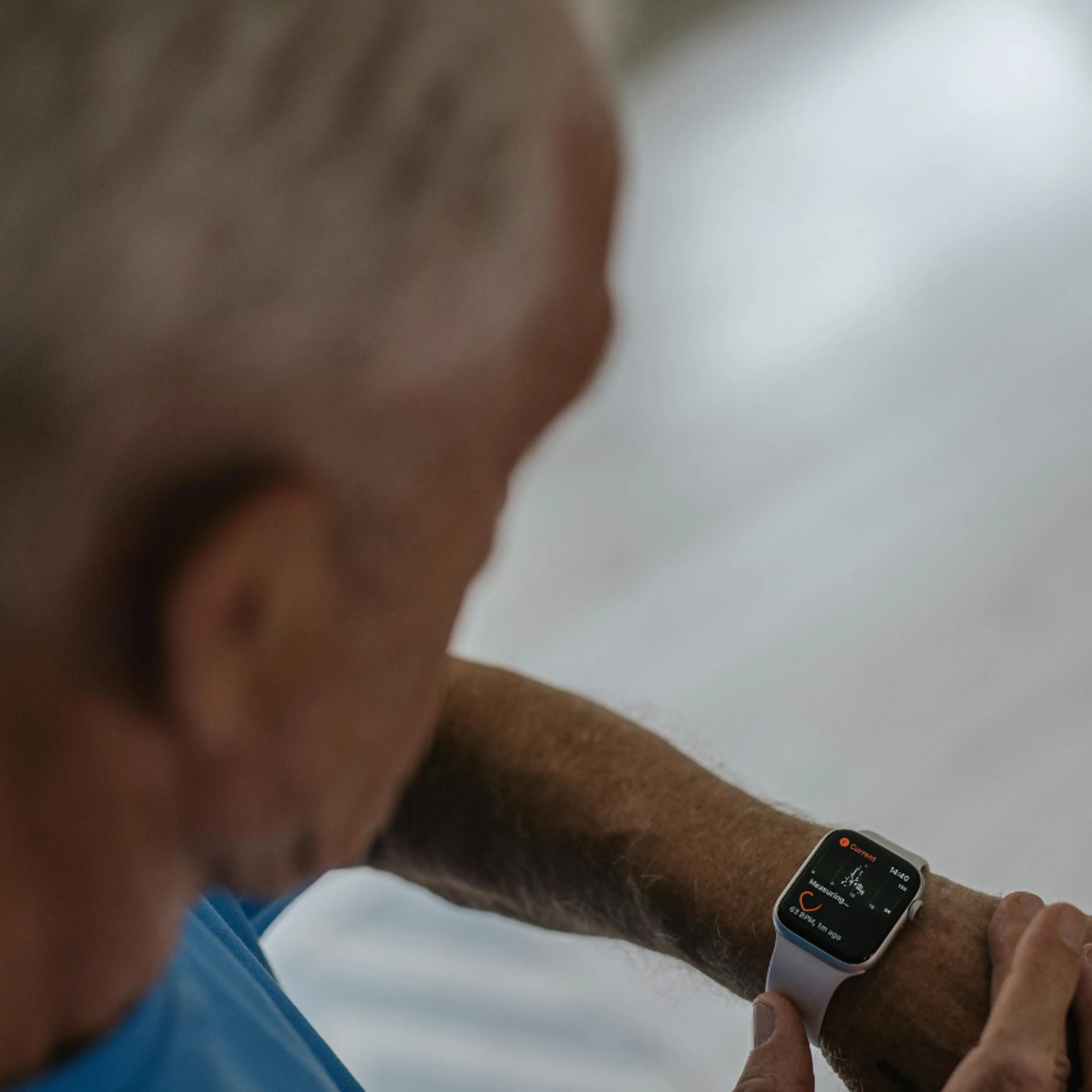 Persona viendo su smartwatch