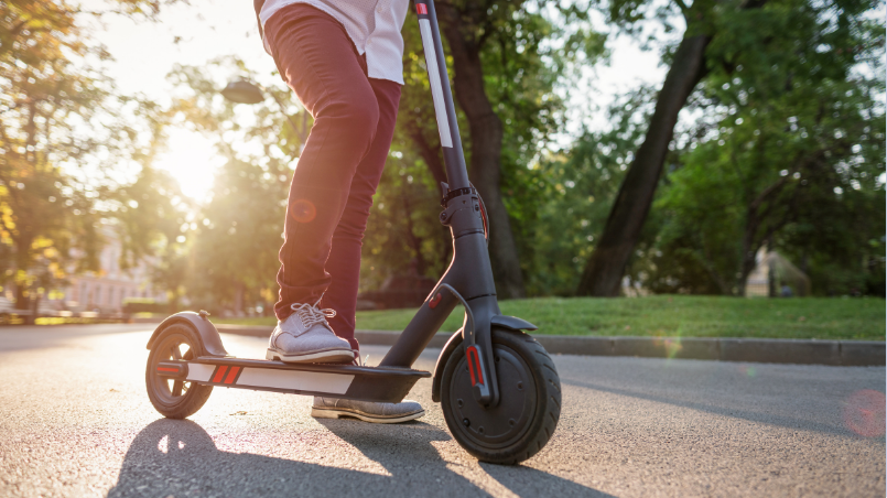 Persona se desplaza con scooter protegido y asegurado por iSure