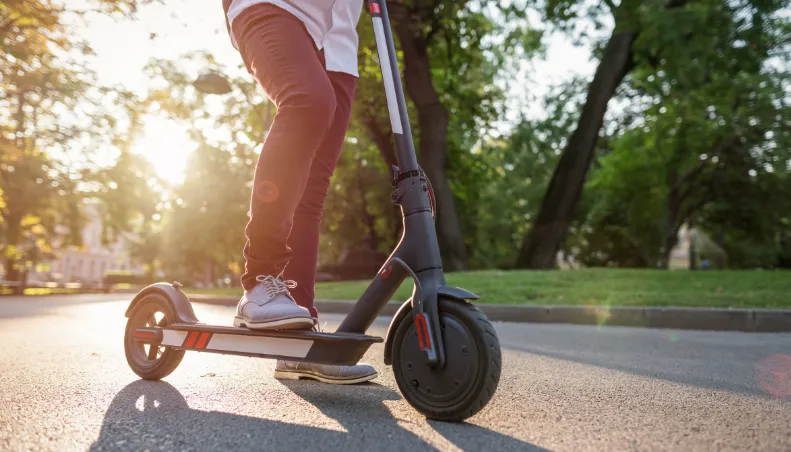 Persona se desplaza con scooter protegido y asegurado por iSure
