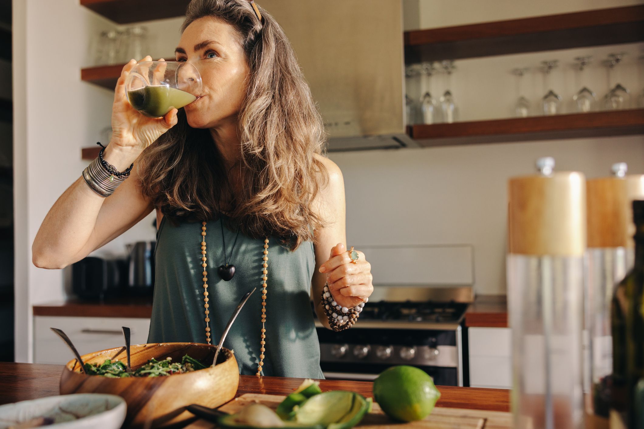 Mujer nutriendo su cuerpo con jugo verde