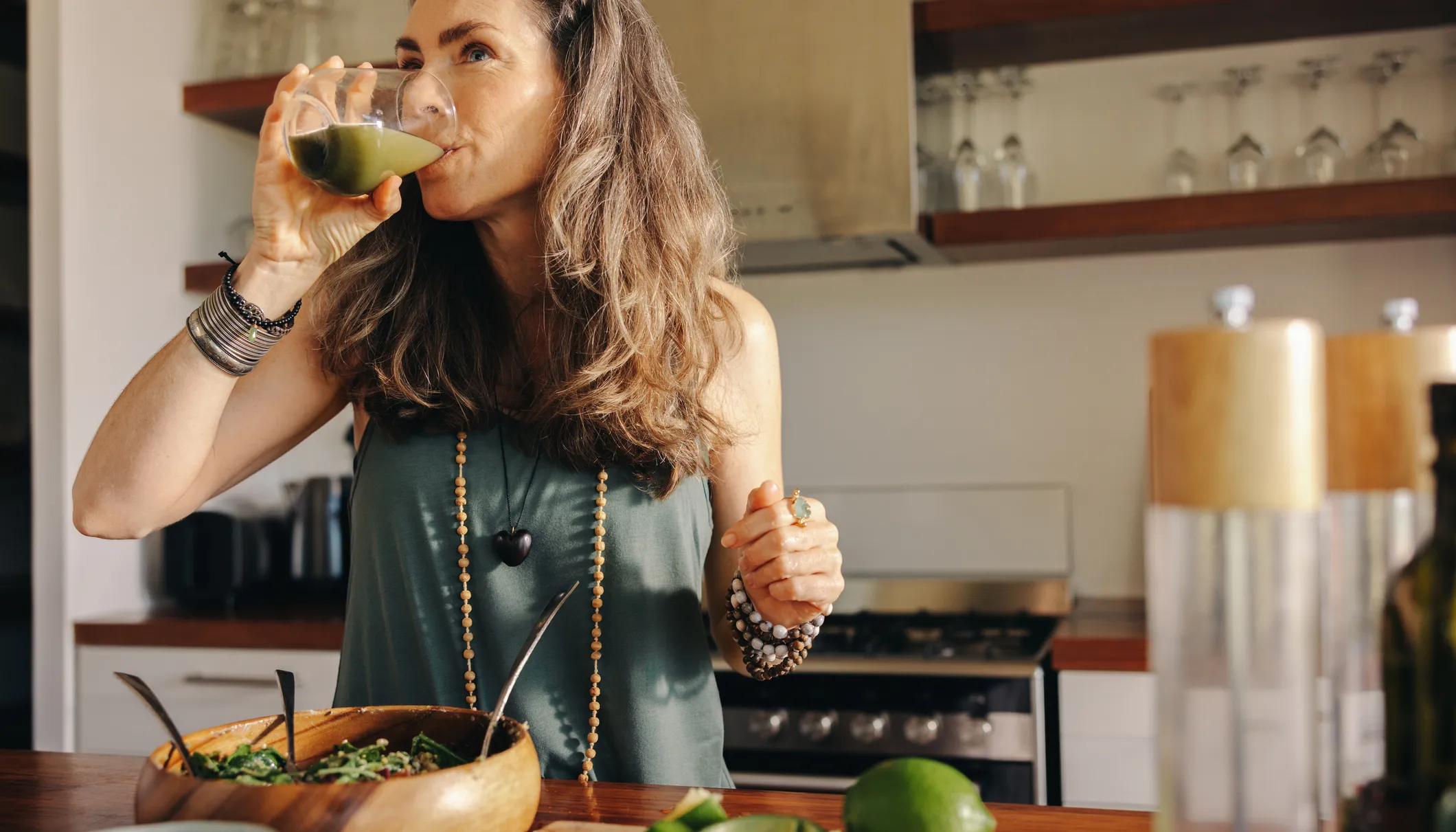 Mujer nutriendo su cuerpo con jugo verde