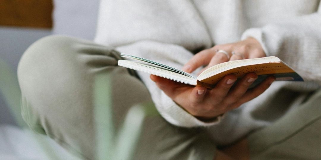 Mujer leyendo un libro 