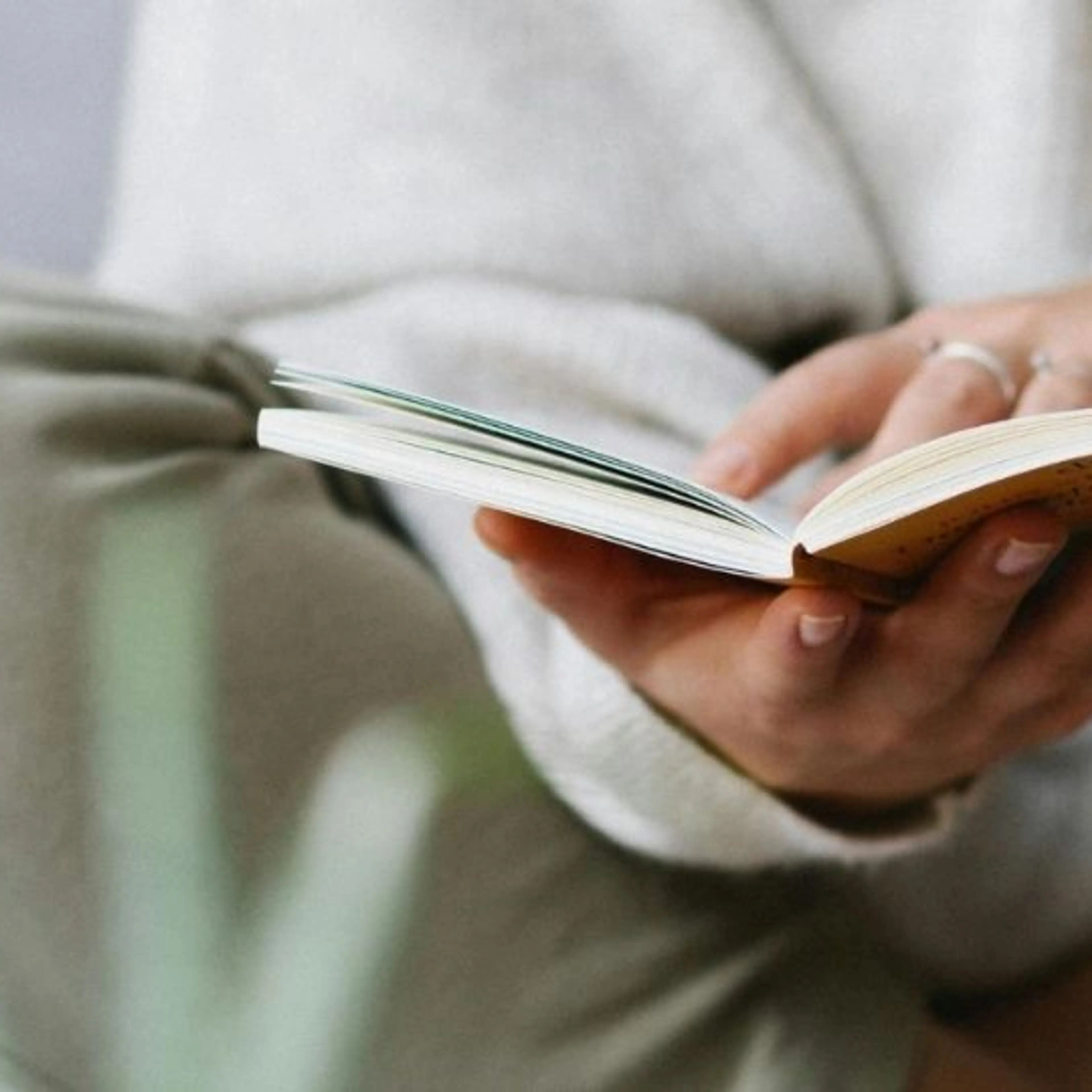 Mujer leyendo un libro