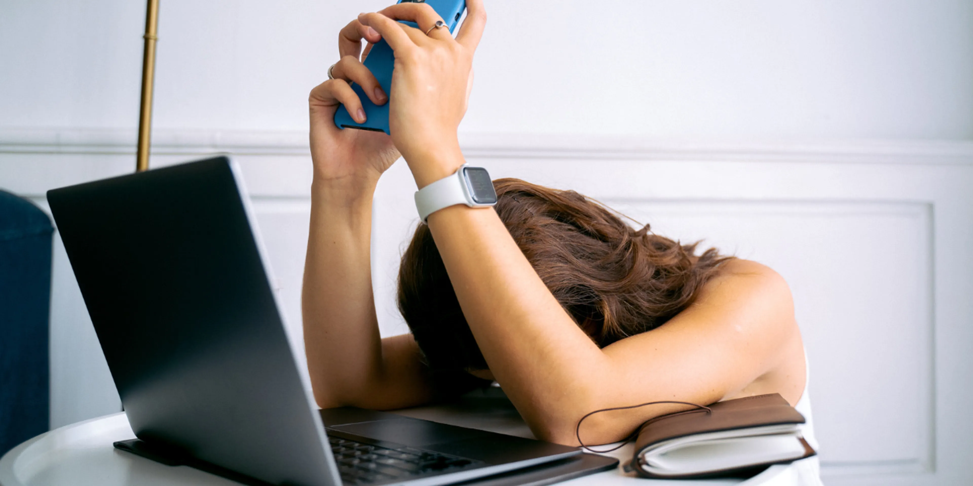 Persona cansada frente a la computadora