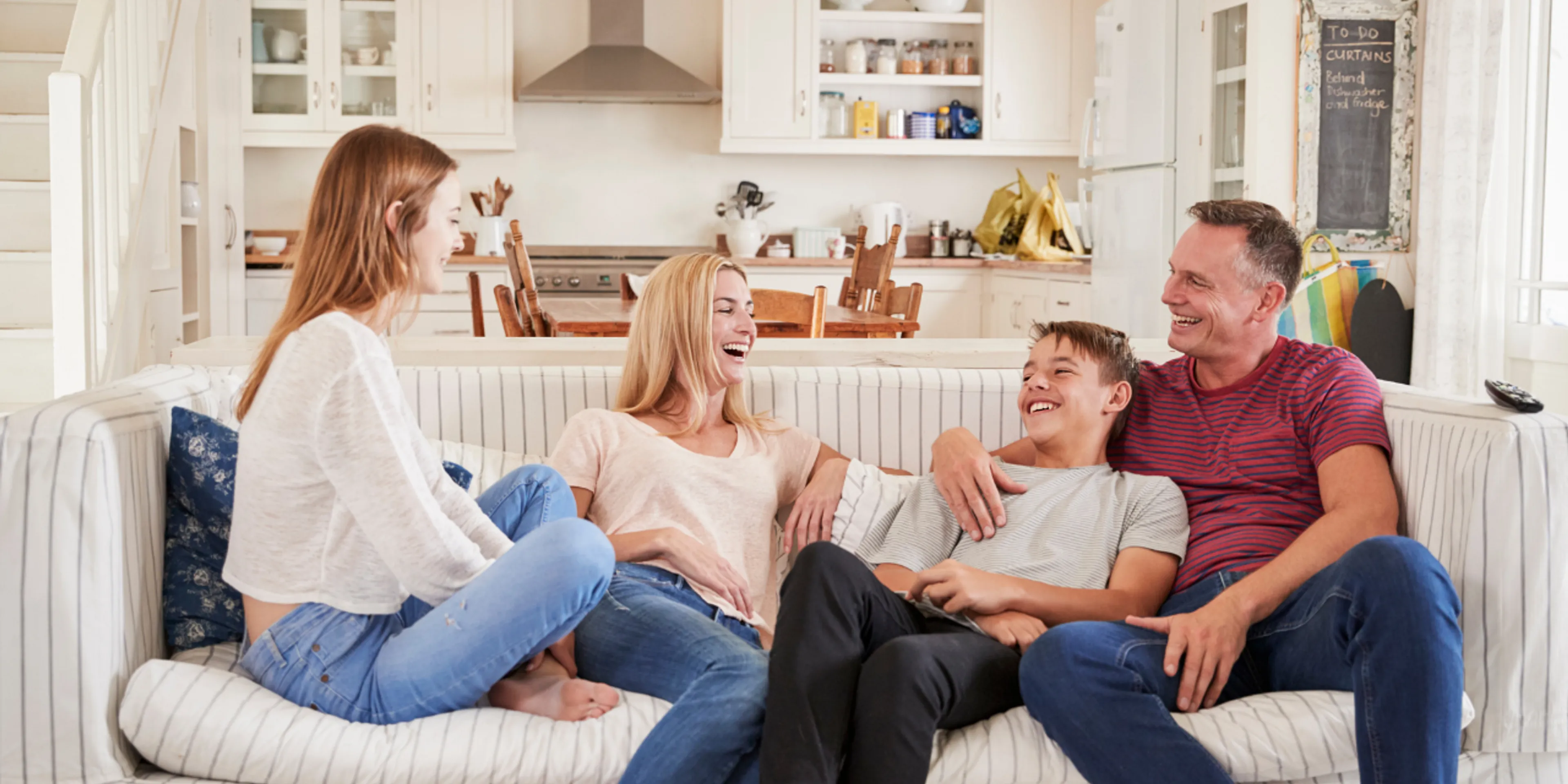 Familia de 4, ríendo