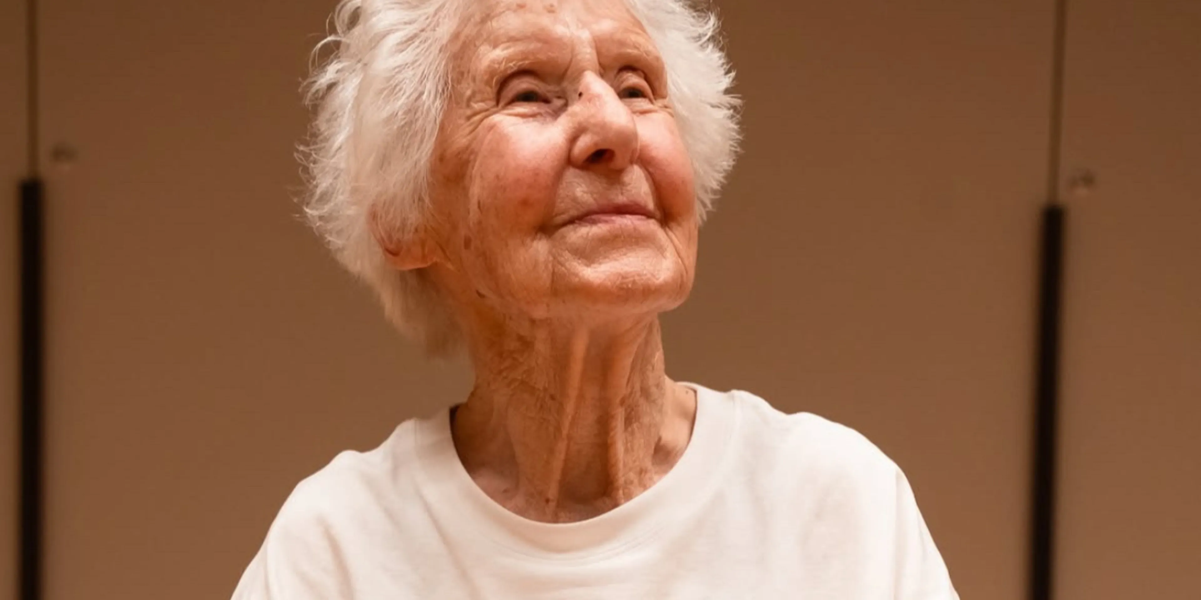 Oysho lanza campaña con Charlotte Chopin, profesora de yoga de 102 años