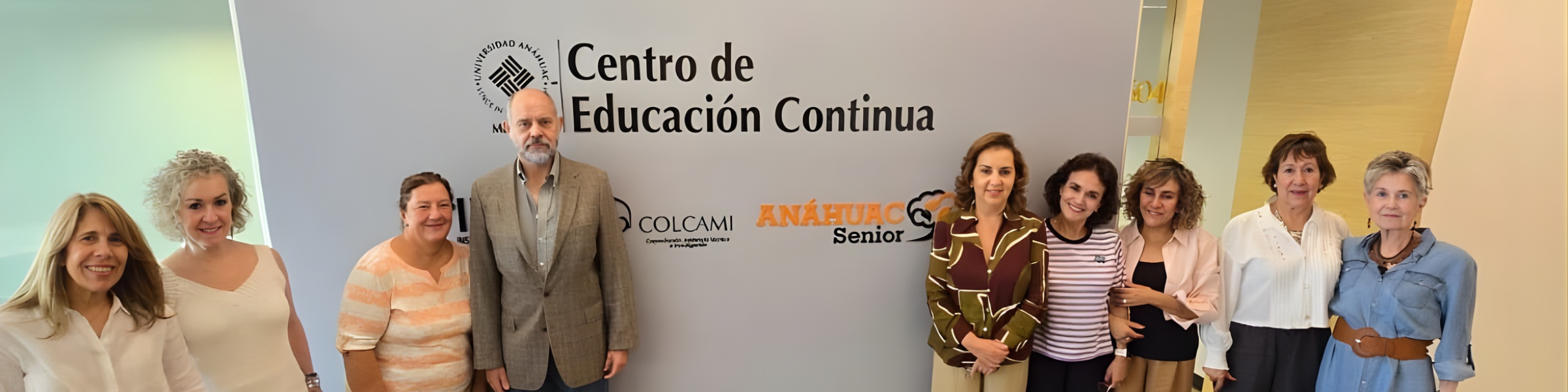 Grupo de participantes del programa Anáhuac Senior frente al Centro de Educación Continua de la Universidad Anáhuac México.