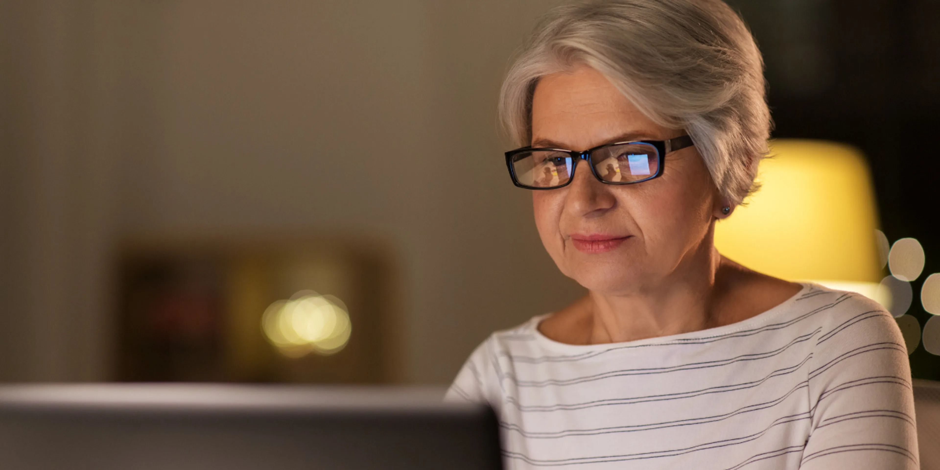 Mujer mayor usando laptop