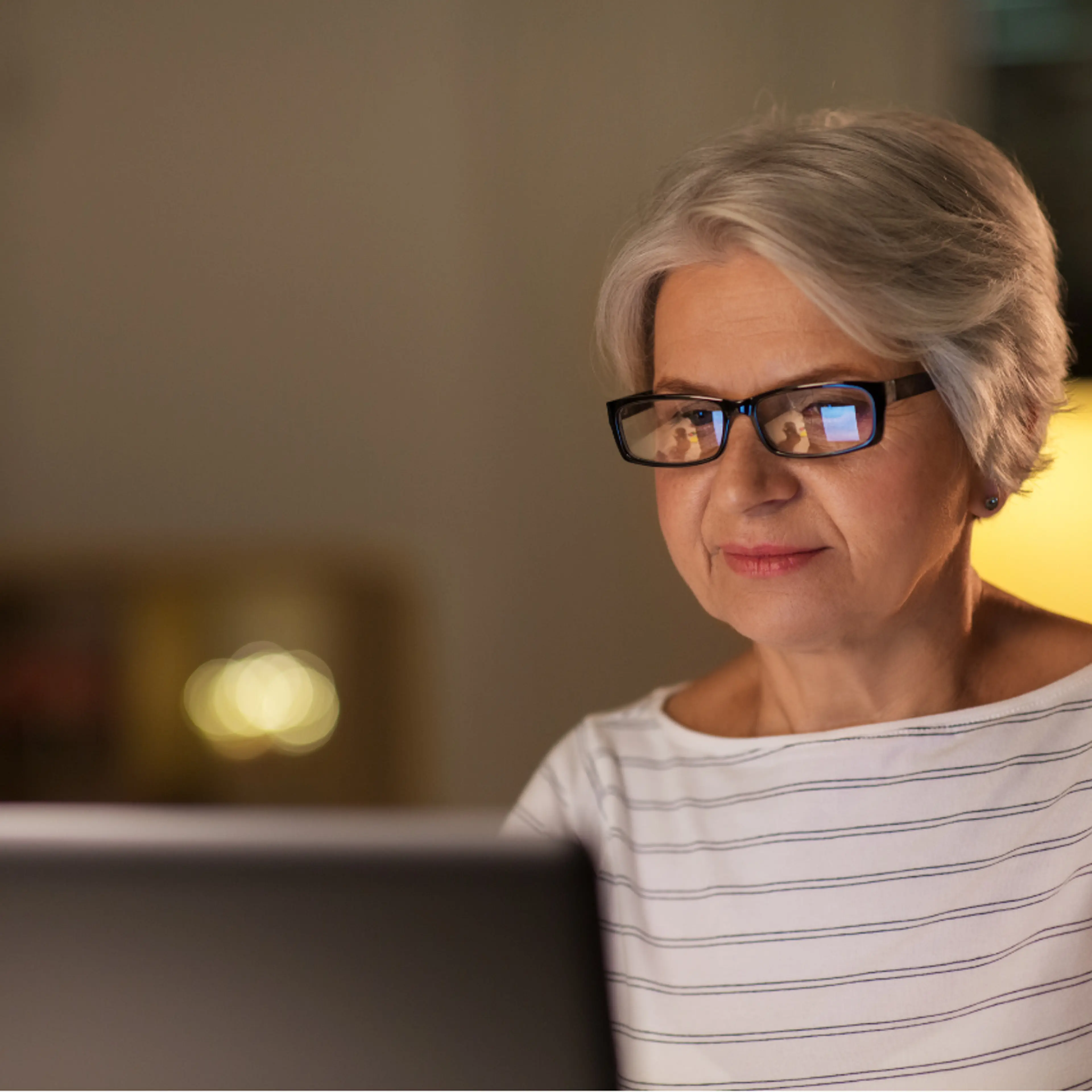 Mujer mayor usando laptop