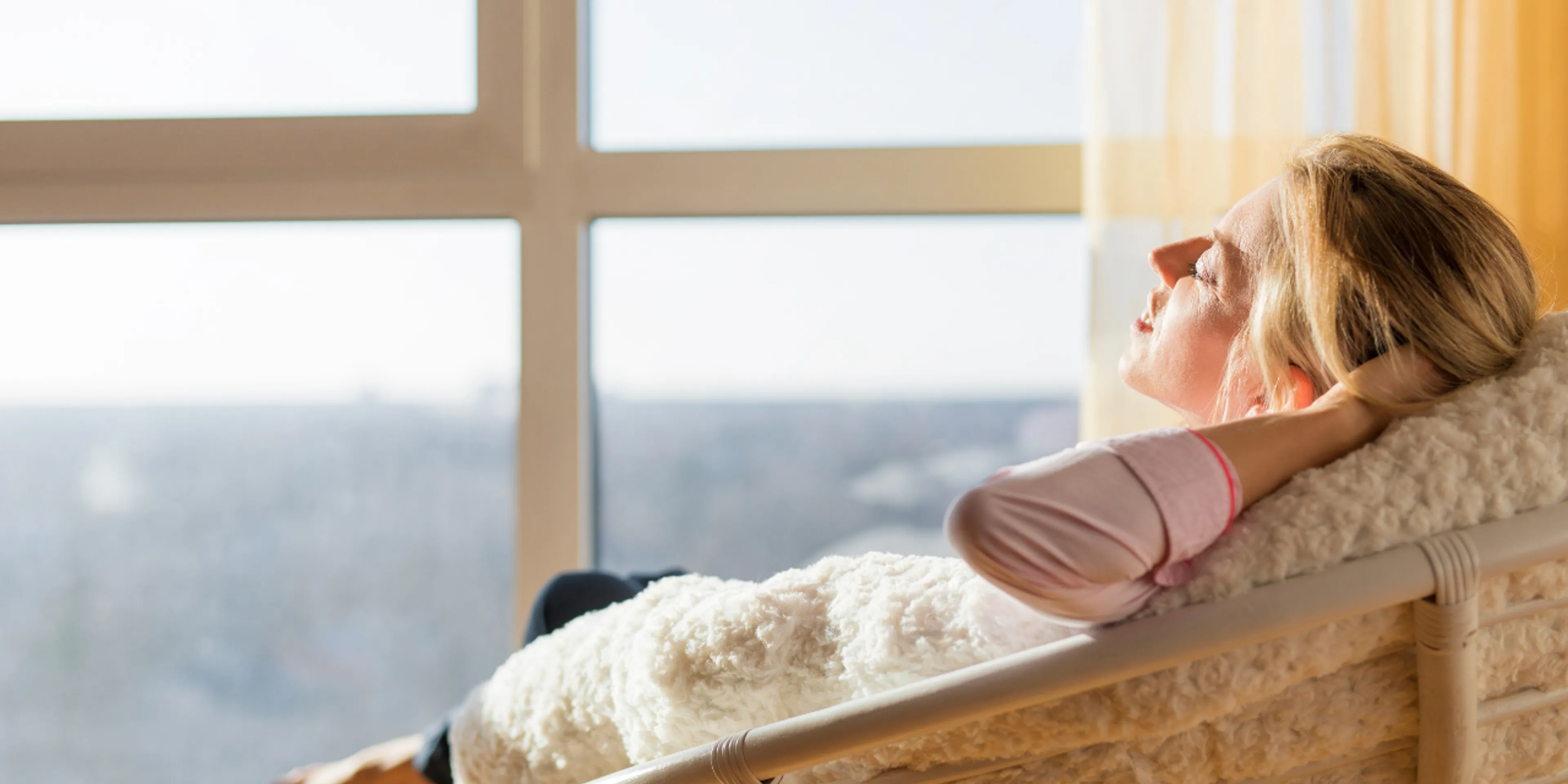 Persona relajandose frente a una ventana