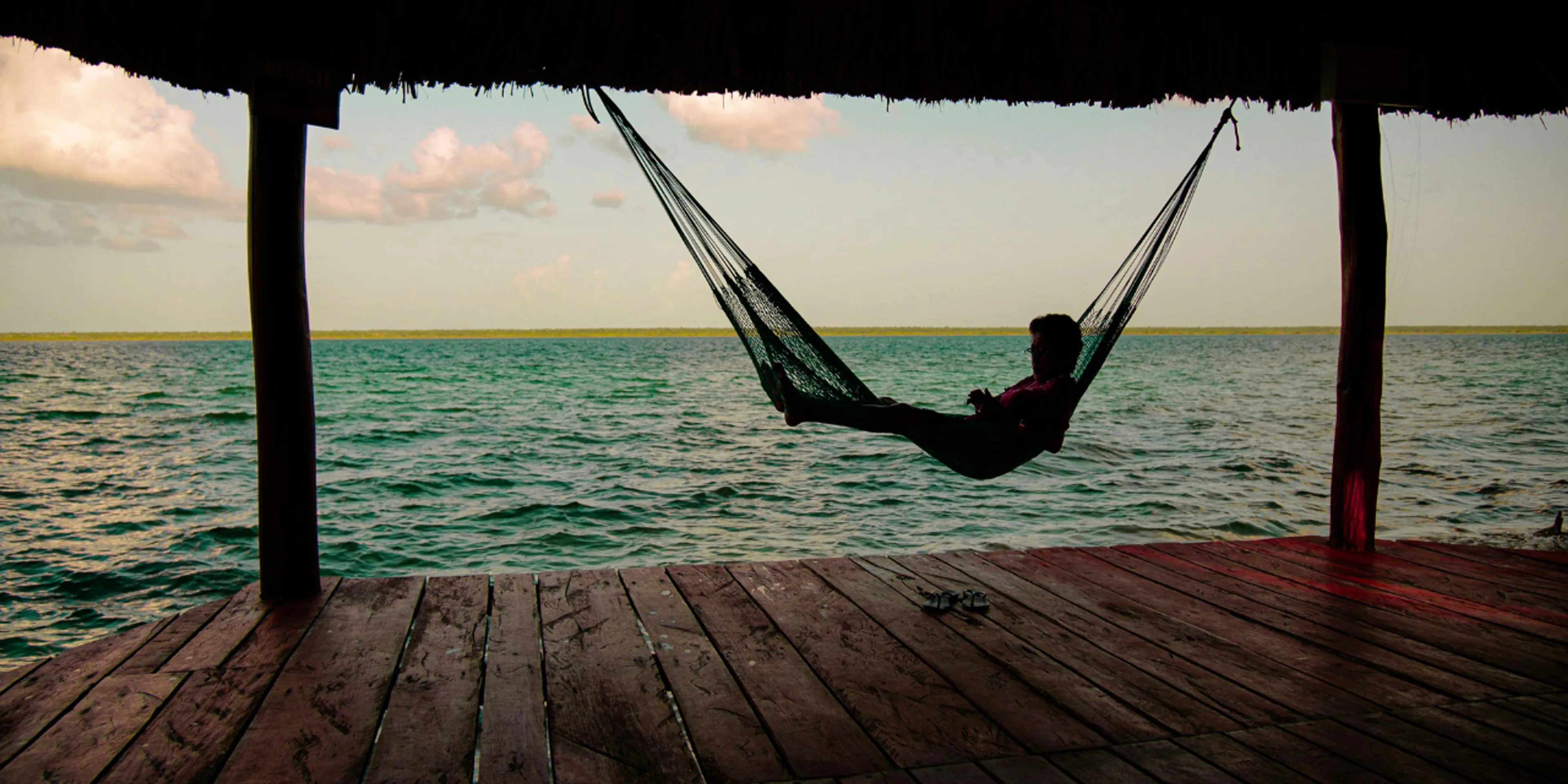 Persona en Bacalar en hamaca