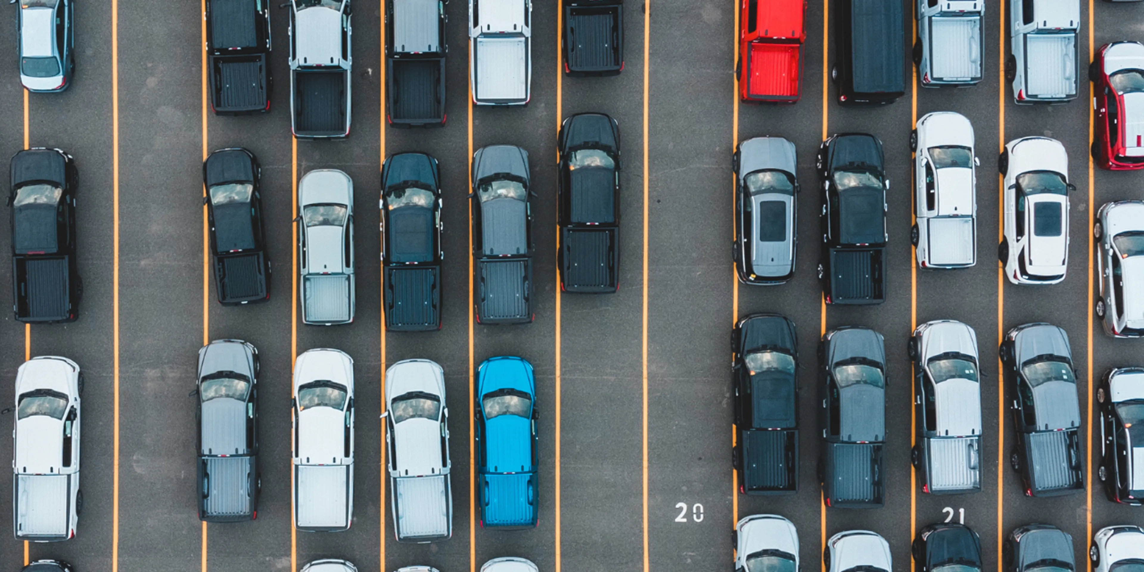 Gana más un cajón de estacionamiento que un adulto mayor