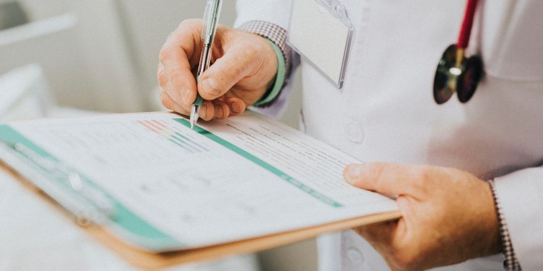 médico llenando una hoja médica 