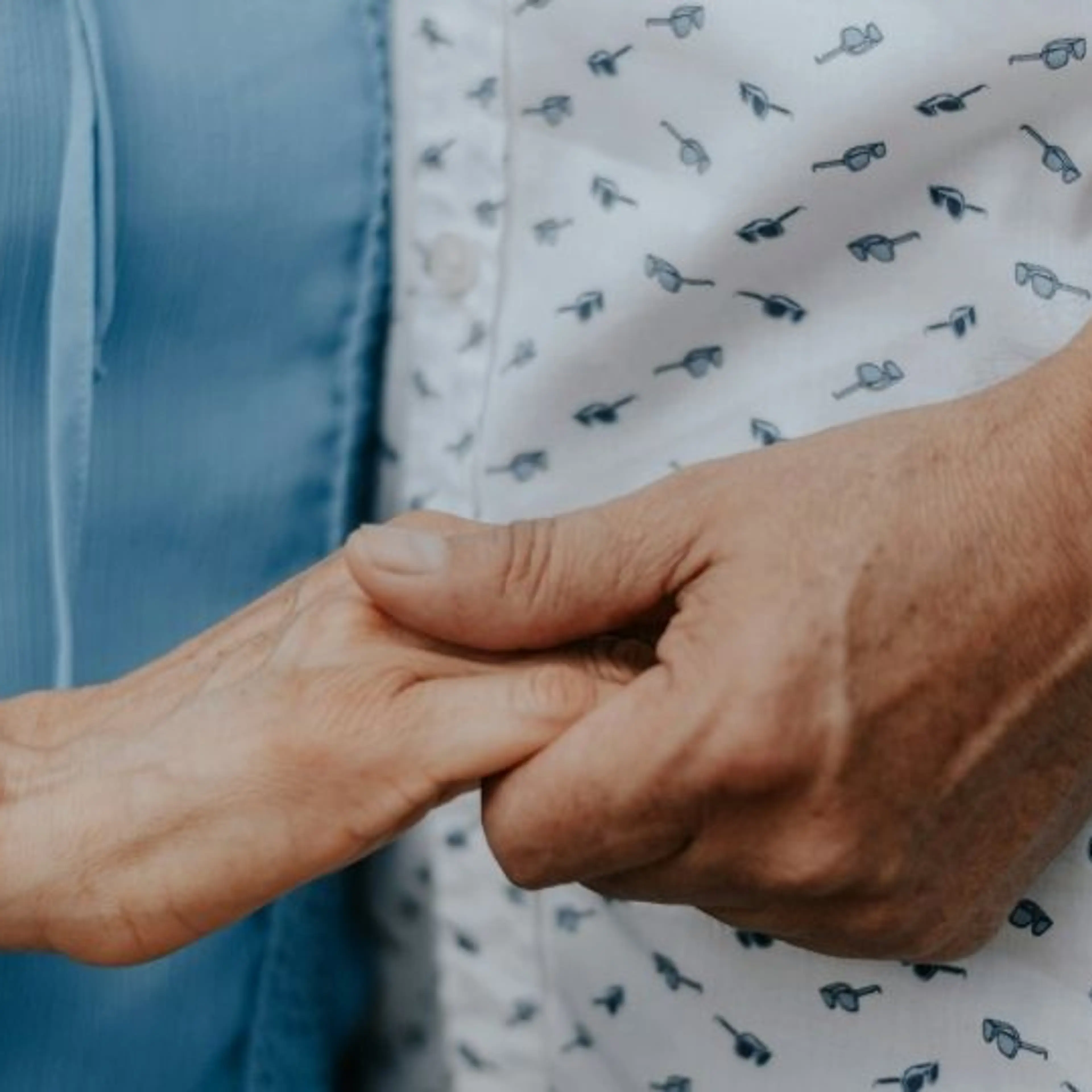 Personas tomadas de la mano