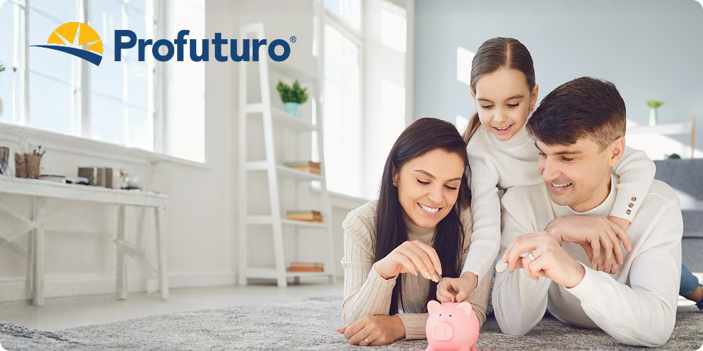 Una familia conformada por madre, padre e hija sonríen mientras colocan monedas en una alcancía rosa, simbolizando el ahorro y la planeación financiera con Profuturo."