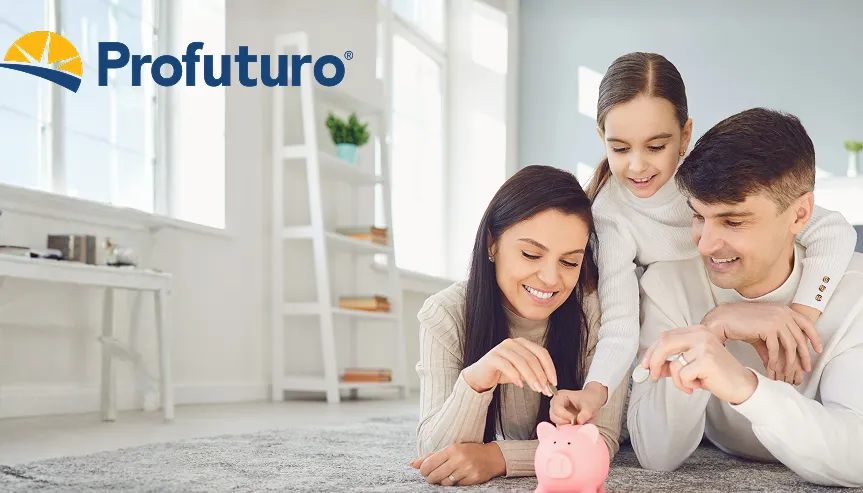 Una familia conformada por madre, padre e hija sonríen mientras colocan monedas en una alcancía rosa, simbolizando el ahorro y la planeación financiera con Profuturo."
