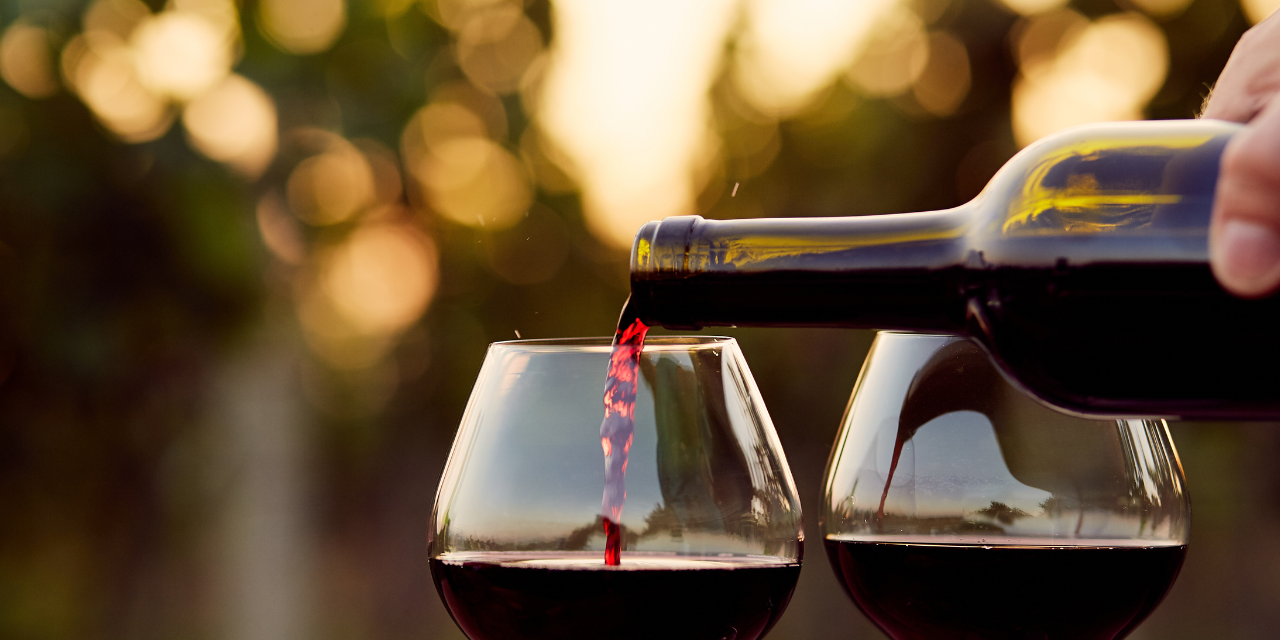 Dos copas de vino al atardecer