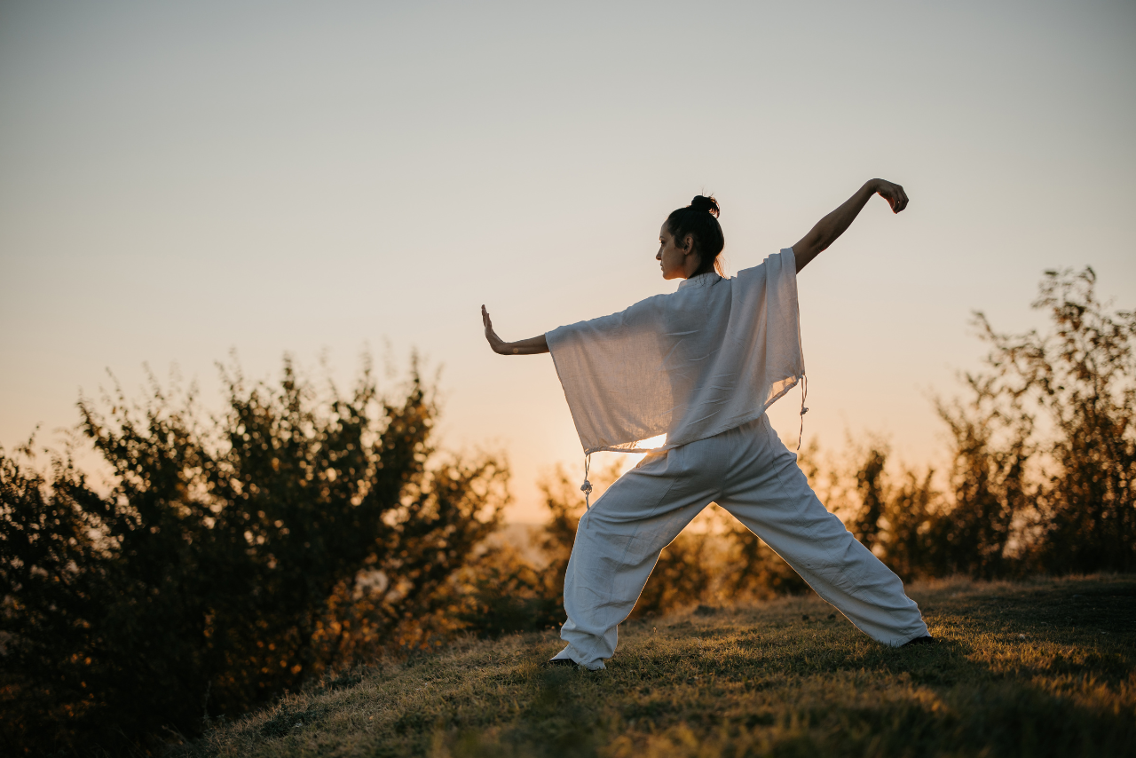 mujer practicando tai chi