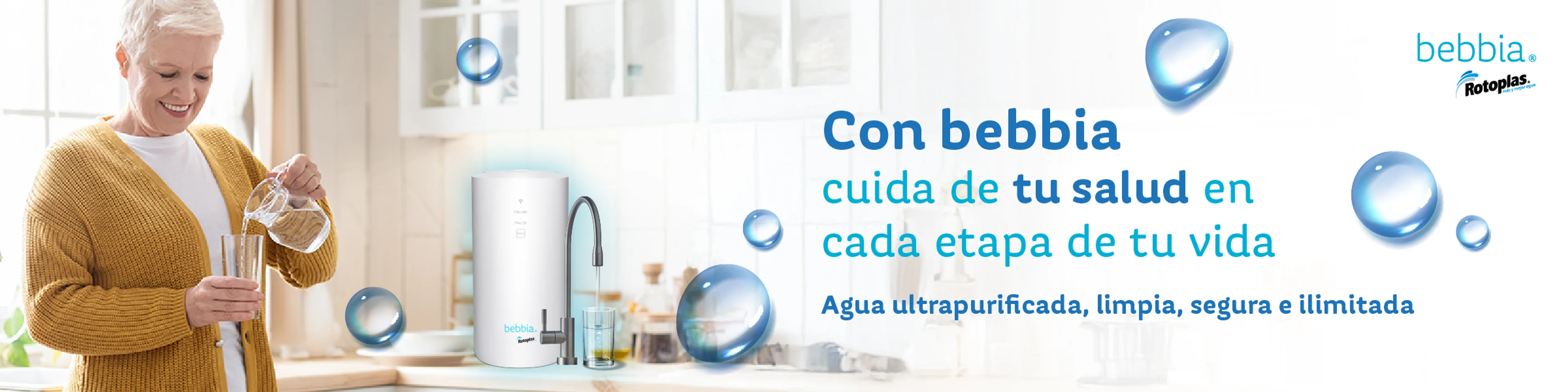 persona sirviendo agua