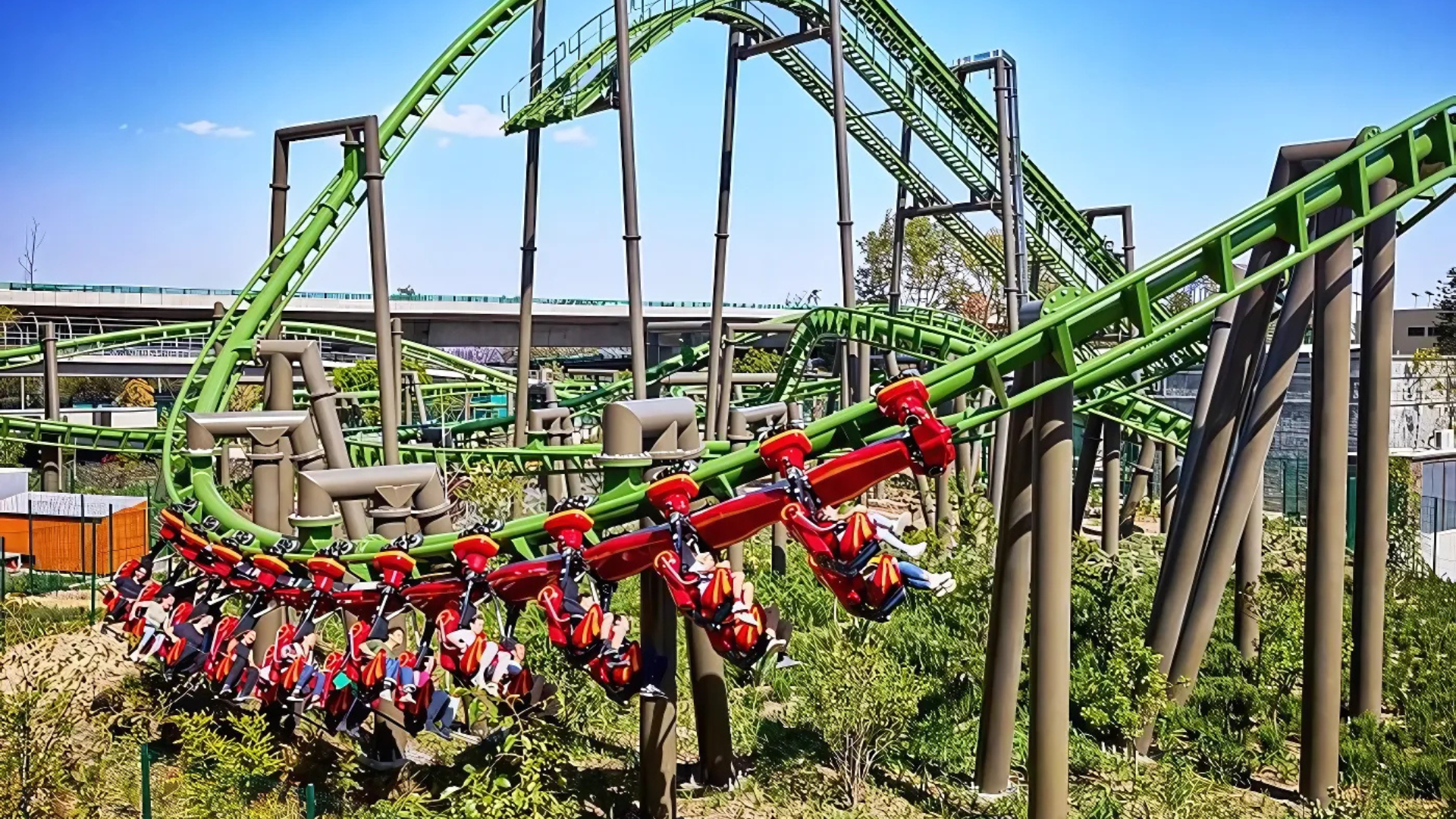 Atracción de adrenalina en Parque Aztlán, parque urbano de Chapultepec con juegos mecánicos y diversión familiar en CDMX.