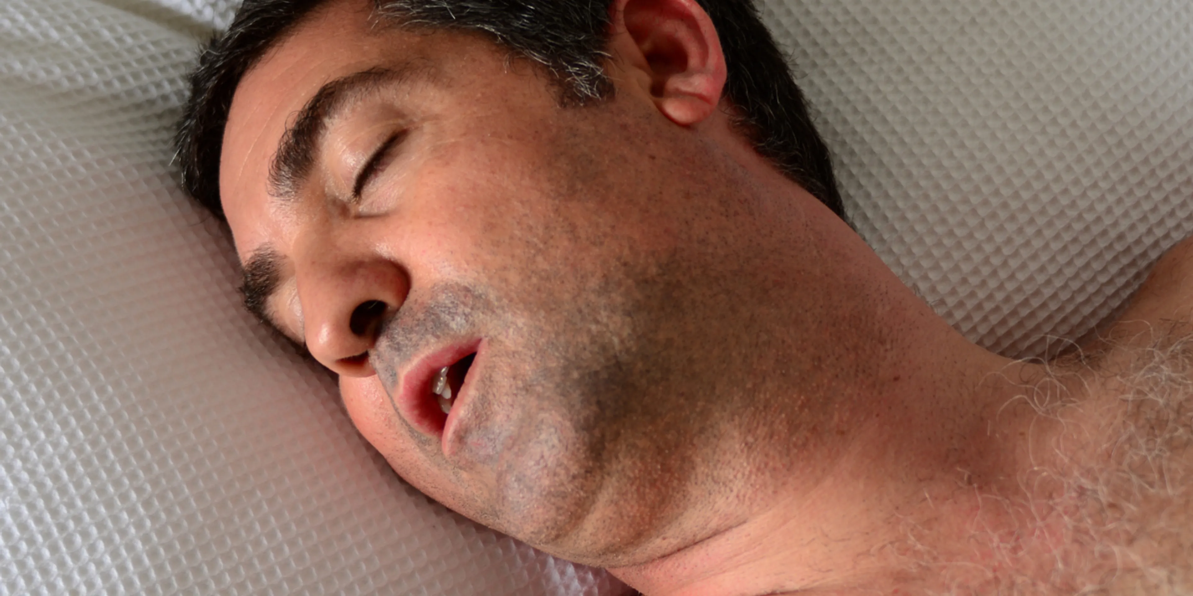 ¿Roncar al dormir es malo?