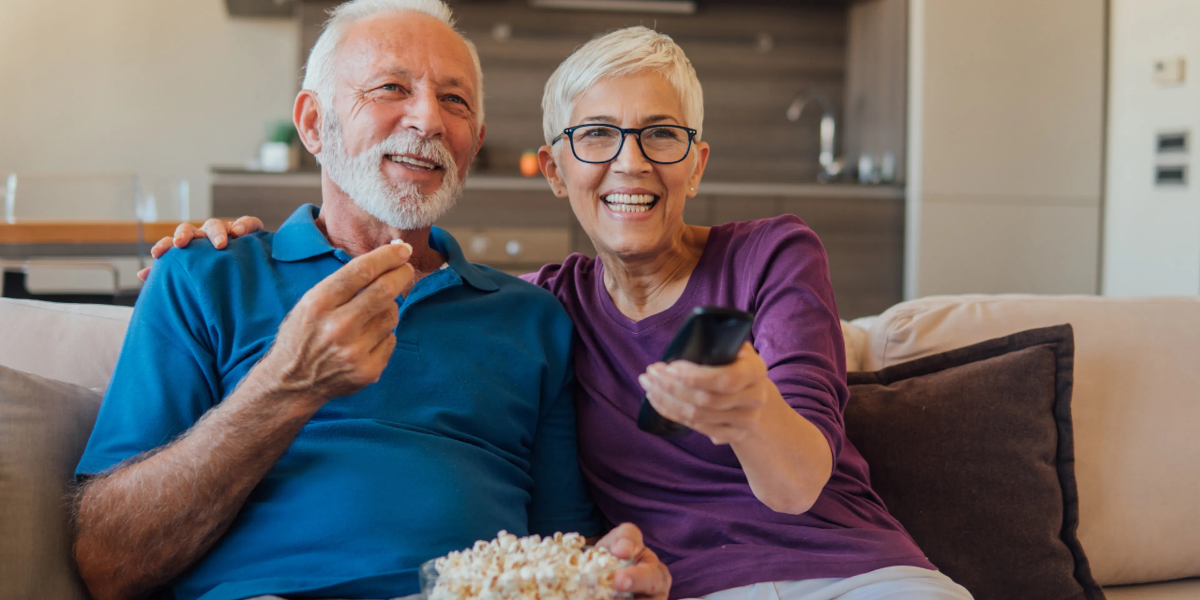 Pareja mayor comiendo palomitas