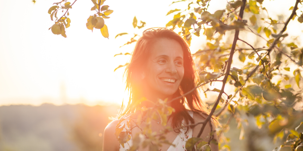 Mujer sonriéndo