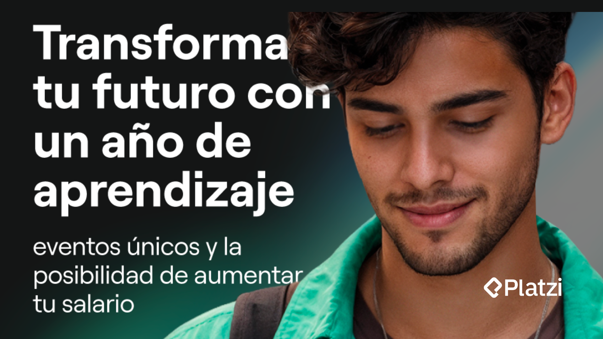Banner promocional de Platzi con estudiante usando celular y texto “Transforma tu futuro con un año de aprendizaje”, destacando cursos y crecimiento profesional en tecnología.