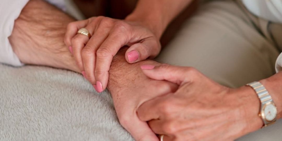 Mujeres tomadas de las manos 