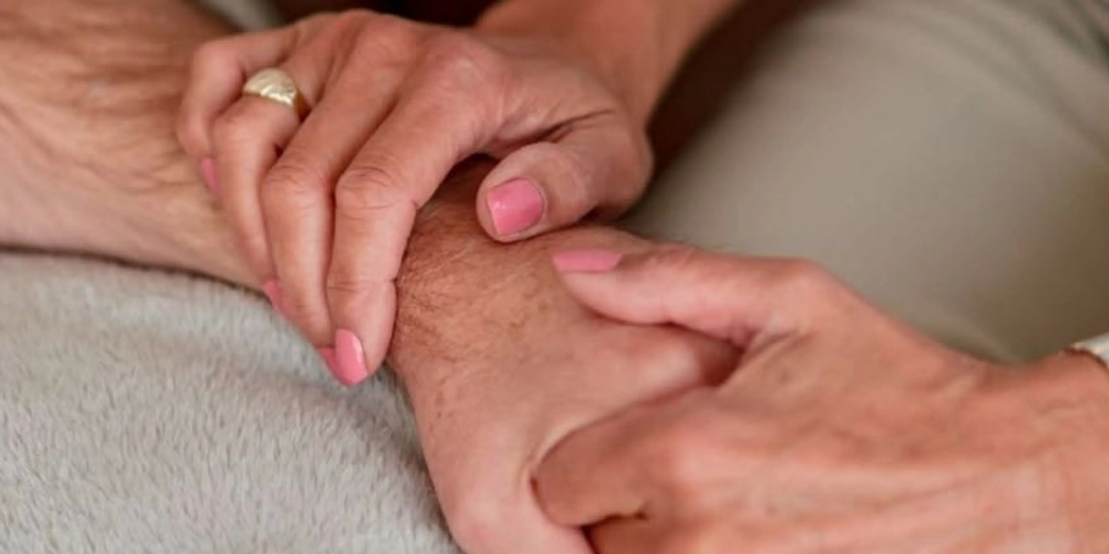 Mujeres tomadas de las manos