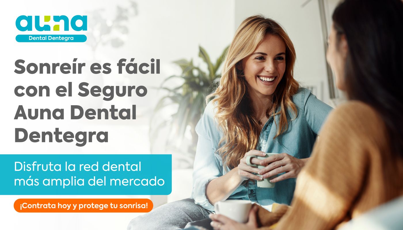 Sonreír es más fácil con el Seguro Auna Dental Dentegr, disfruta la red dental más amplia del mercado, mujer madura con sonrisa saludable comparte momentos de comodidad y plenitud con su amiga 