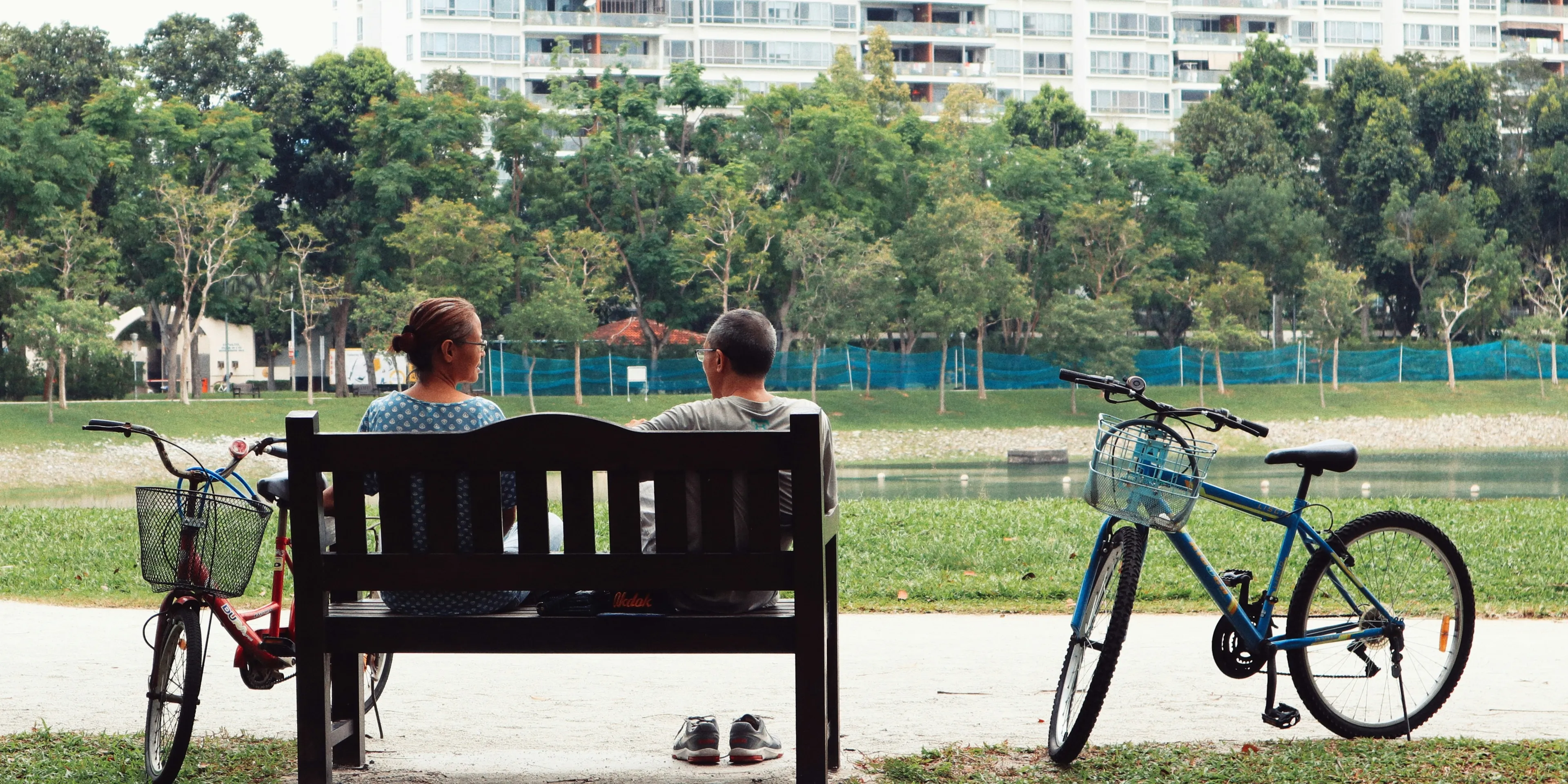 Dos personas en el parque