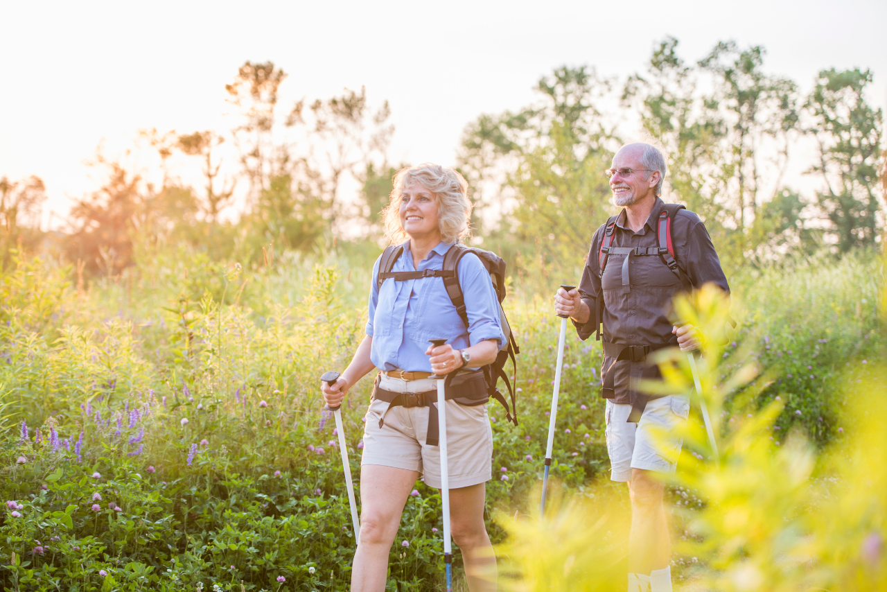 pareja haciendo trekking