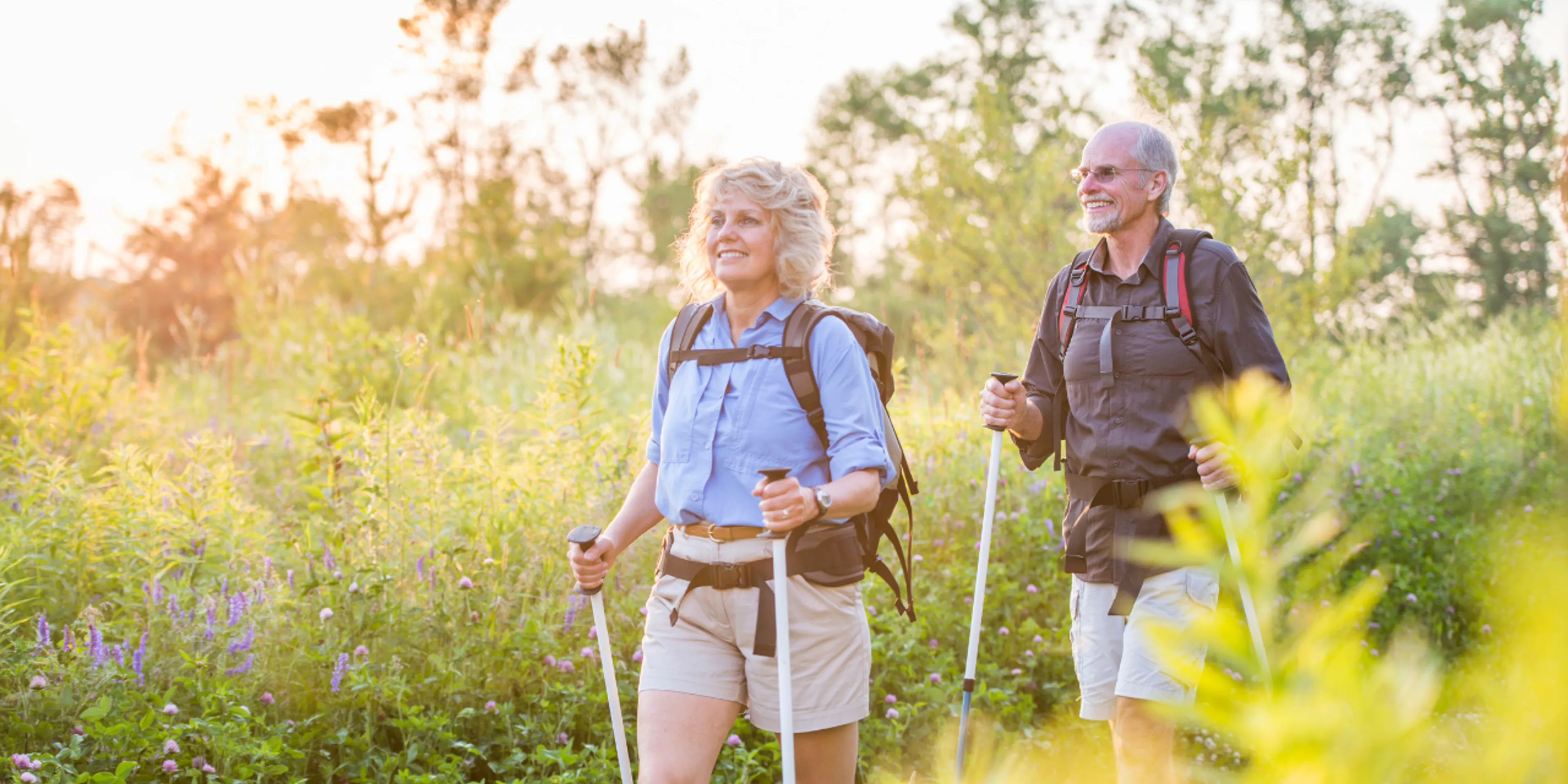 pareja haciendo trekking