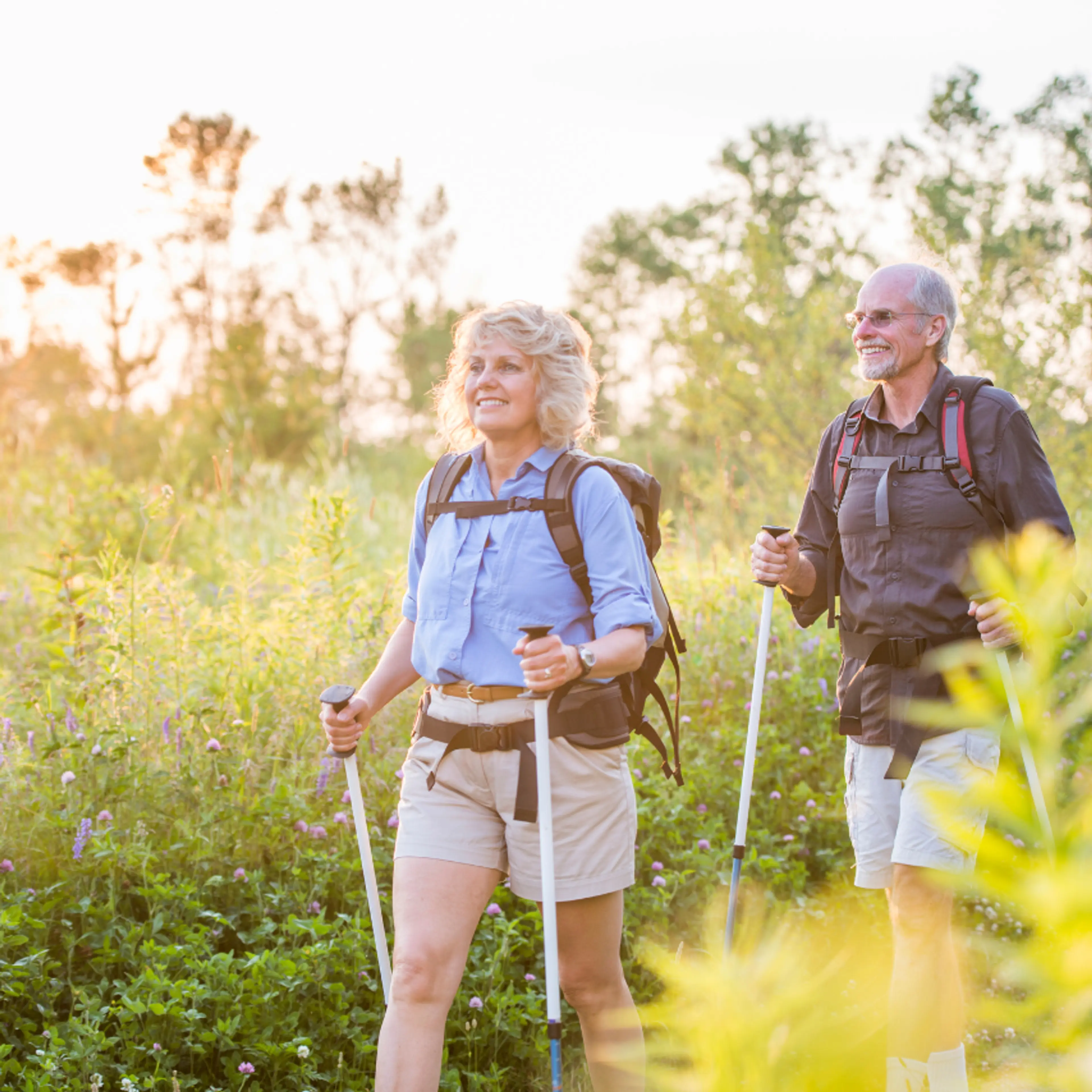 pareja haciendo trekking