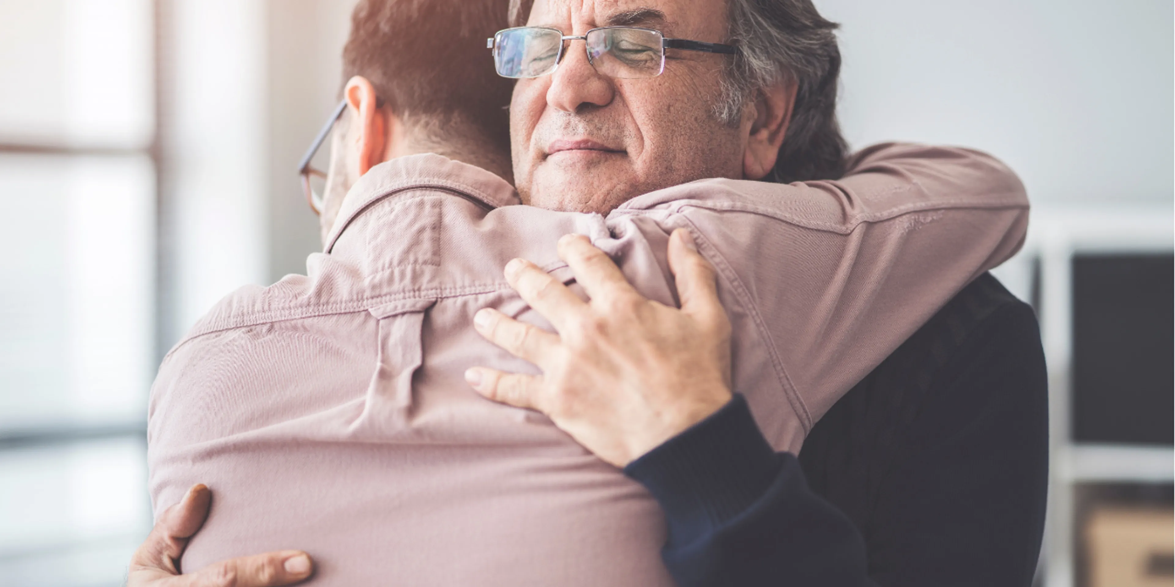 Hombres abrazándose