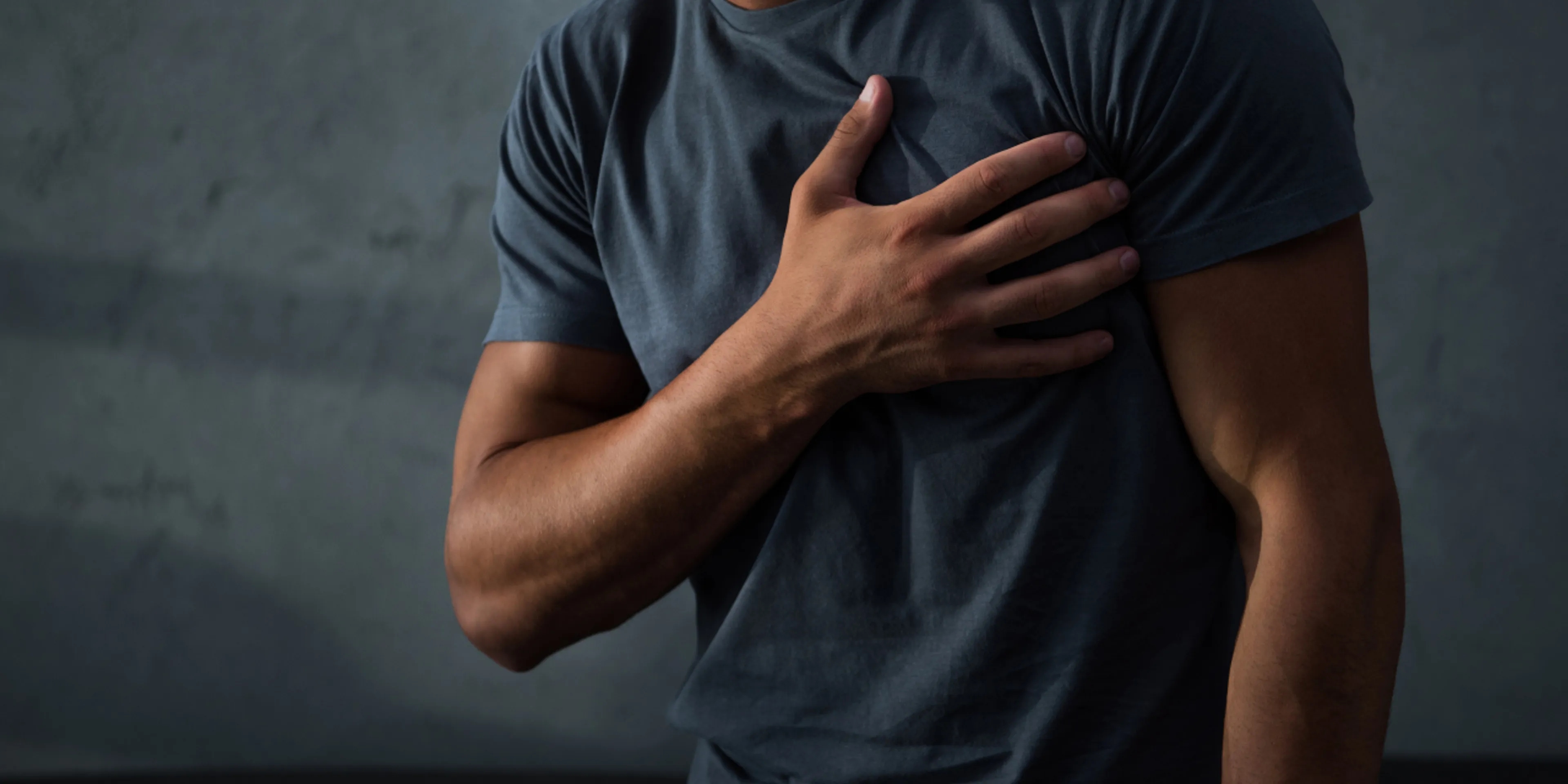 Hombre agarrandose el pecho por dolor