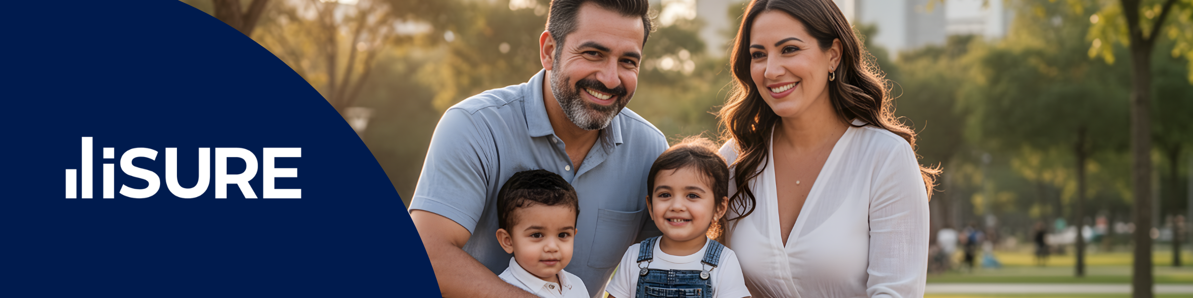 Familia sonriente al aire libre con logotipo de iSure, simbolizando protección inteligente para lo que más valoras.